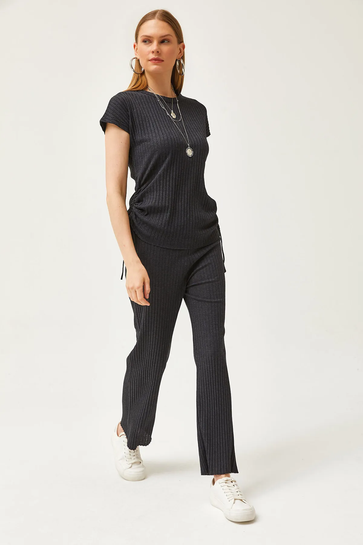Olalook  Anthrazitfarbenes Damen-Set mit seitlich geraffter Bluse und Palazzo-Hose TKM-19000196