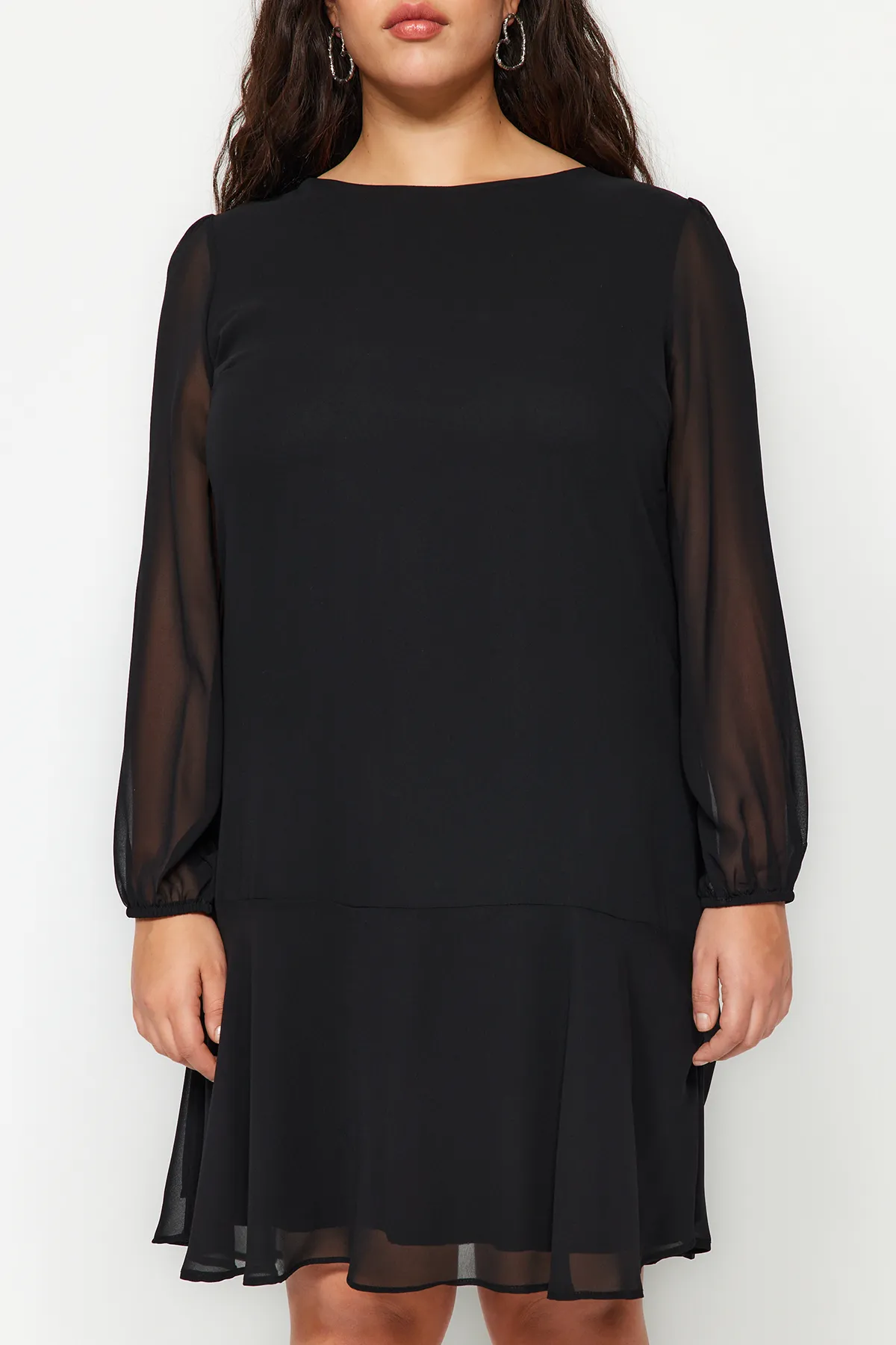 Trendyol Curve  Schwarzes schlichtes Basic-Midi-Kleid in Übergröße aus gewebtem Stoff