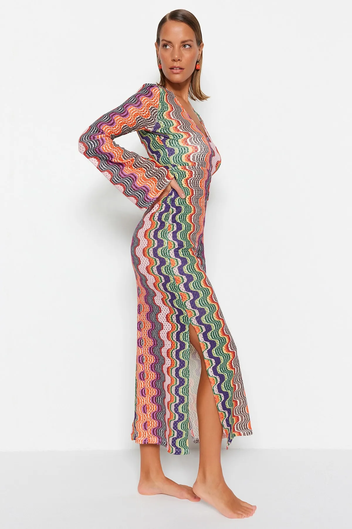 Trendyol Collection  Geometrisch gemustertes, tailliertes Maxi-Strick-Strandkleid TBESS23EL00177