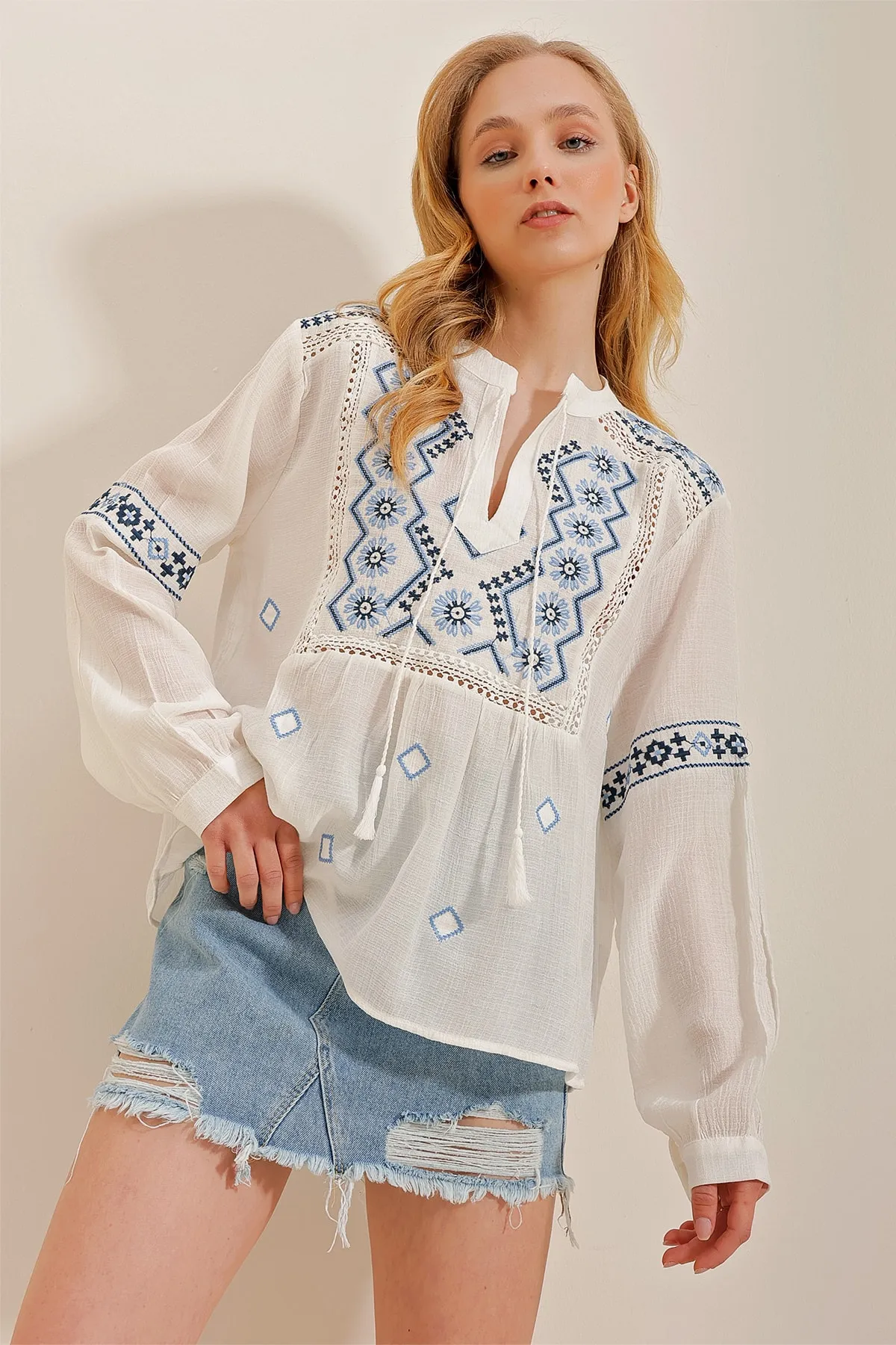 Trend Alaçatı Stili  Weiße Damenbluse mit Richterkragen und bestickter Robe ALC-X10196