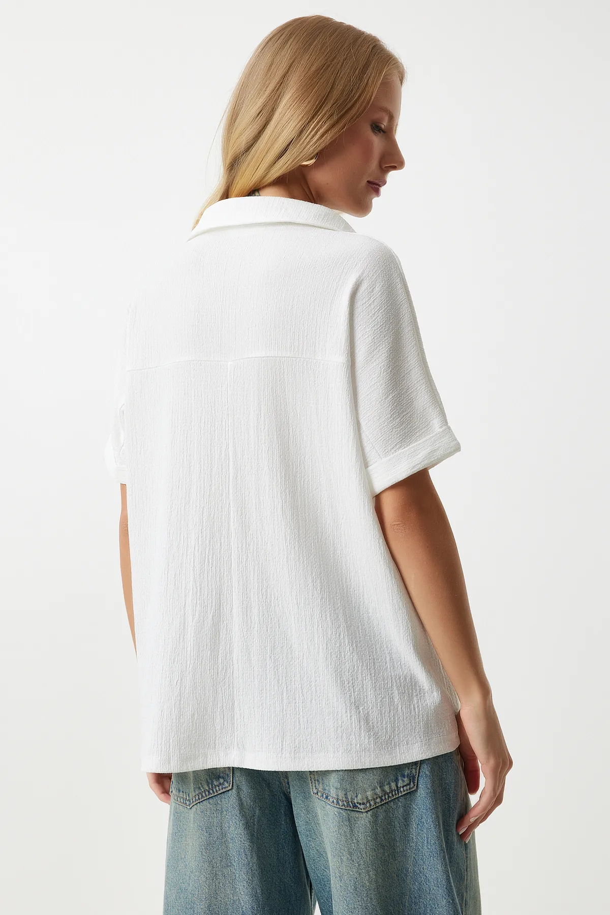 Happiness İstanbul  Ecrufarbene Strickbluse mit Rollkragen und Crinkle-Effekt für Damen DD01299