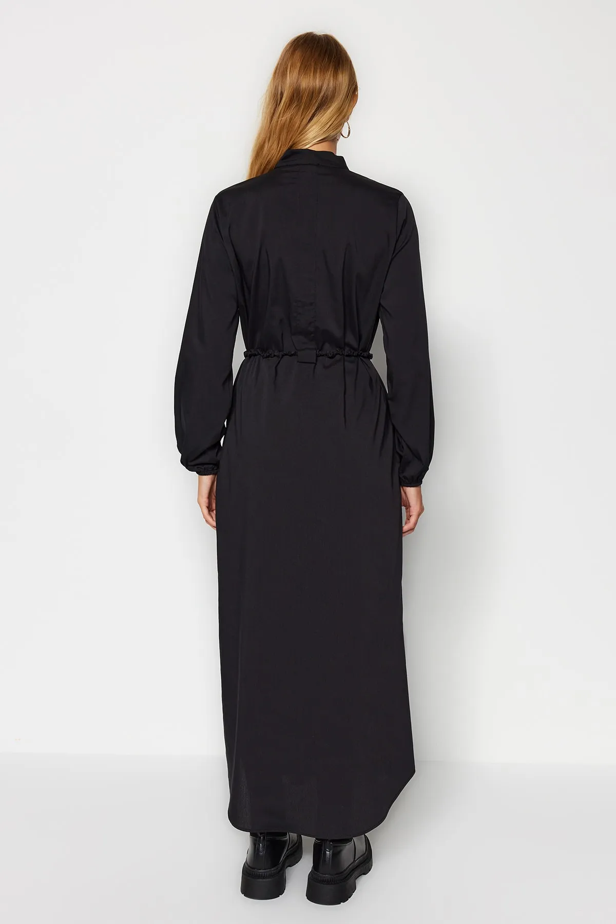 Trendyol Modest  Schwarzes, gewebtes Kleid mit halber Knopfleiste und hohem Kragen und Gürtel TCTAW24EB00091