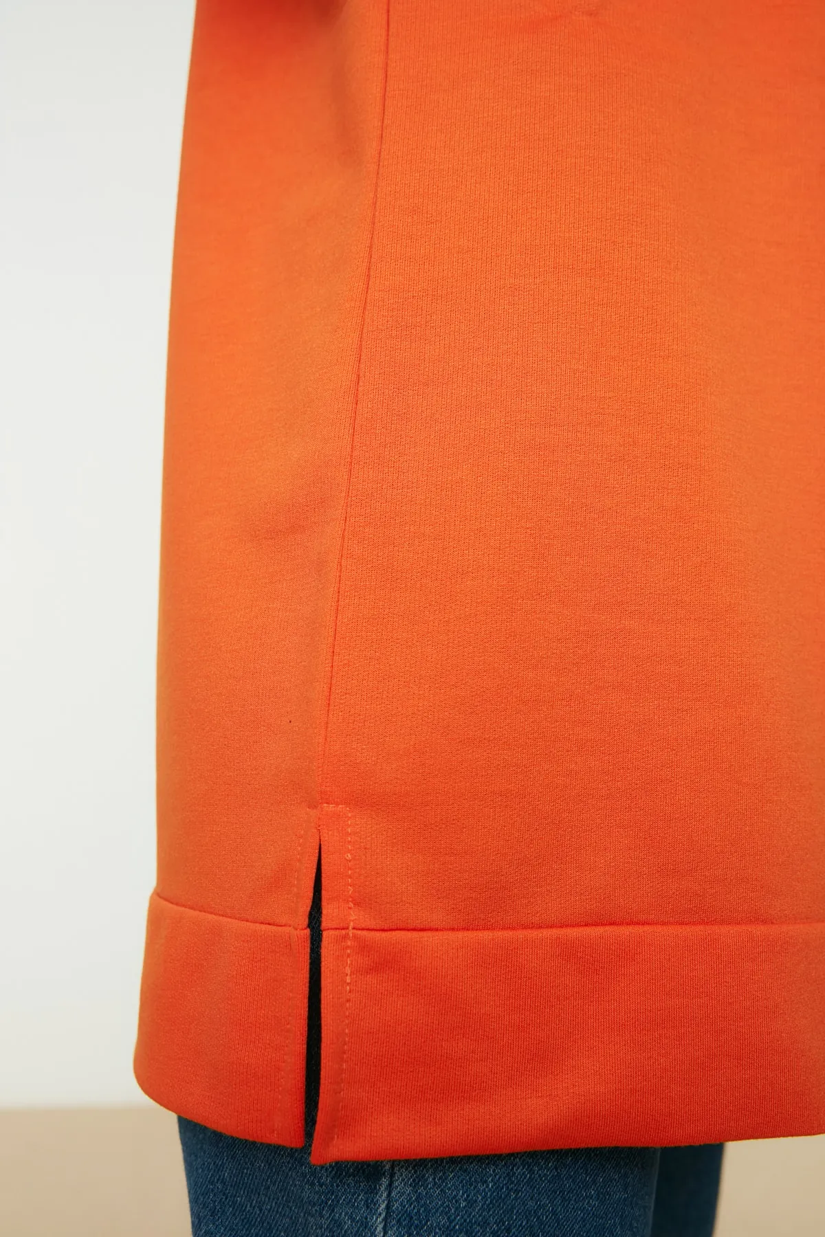 Trendyol Modest  Orangefarbenes Basic-Strick-Sweatshirt mit Rundhalsausschnitt und Schlitz und detailliertem Ausschnitt TCTAW22TW0138