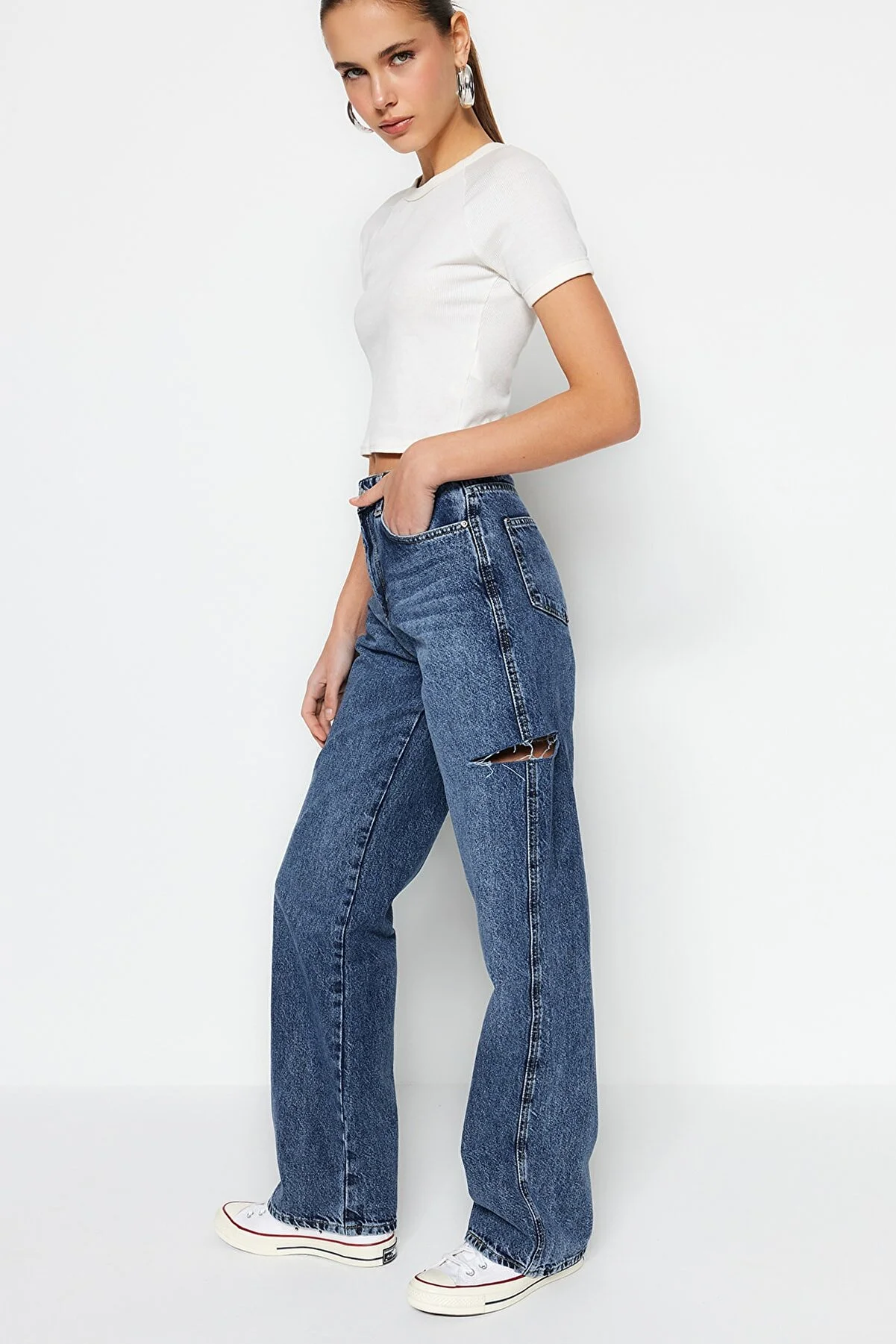 Trendyol Collection  Dunkelblaue zerrissene Jeans mit hoher Taille und weitem Bein TWOSS23JE00142