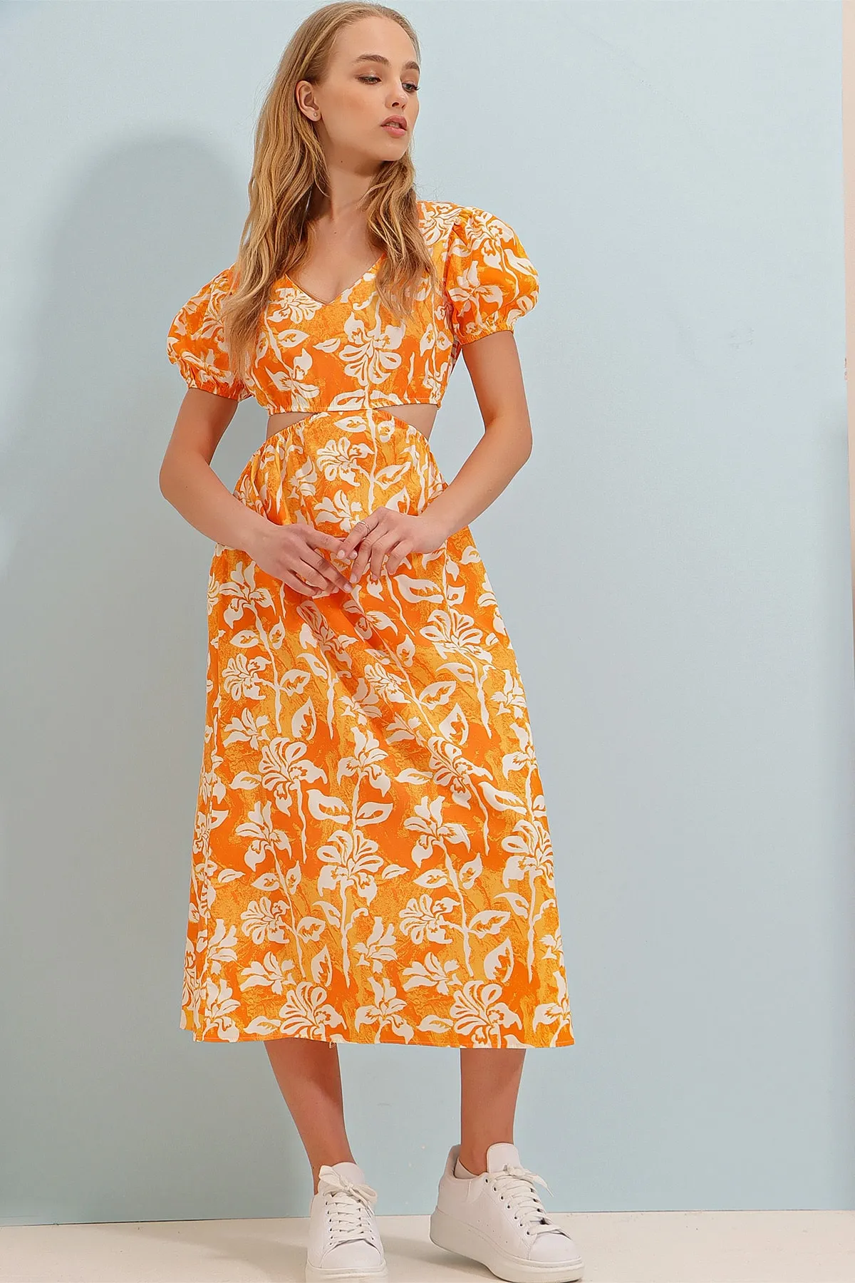 Trend Alaçatı Stili  Orangefarbenes Damen-Popelinekleid mit V-Ausschnitt und Prinzessinnenärmeln und tiefem Ausschnitt mit Blumenmuster in Midi-Größe ALC-X8579