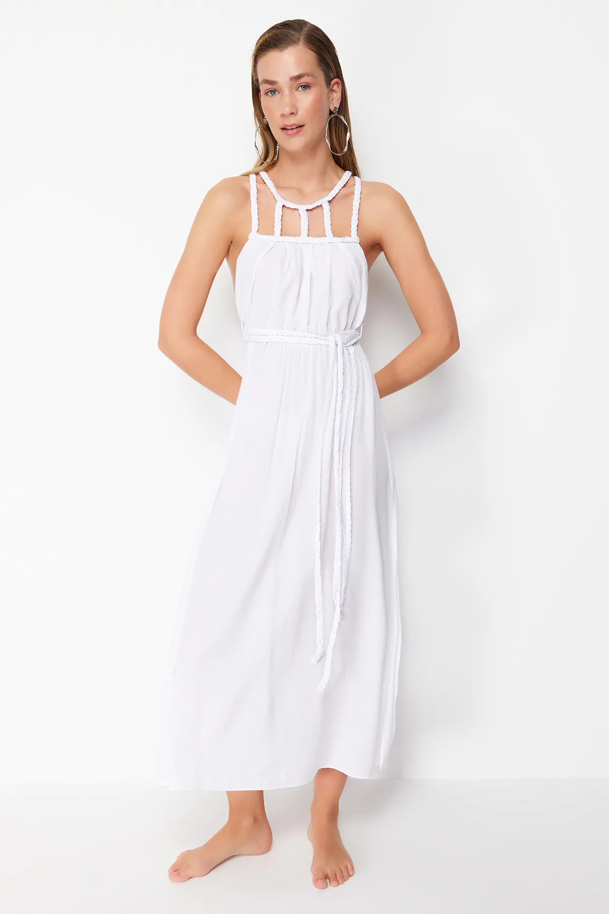 Trendyol Collection  Weißes, gewebtes, gebundenes Maxi-Strandkleid aus 100 % Baumwolle mit Gürtel TBESS23EL00070