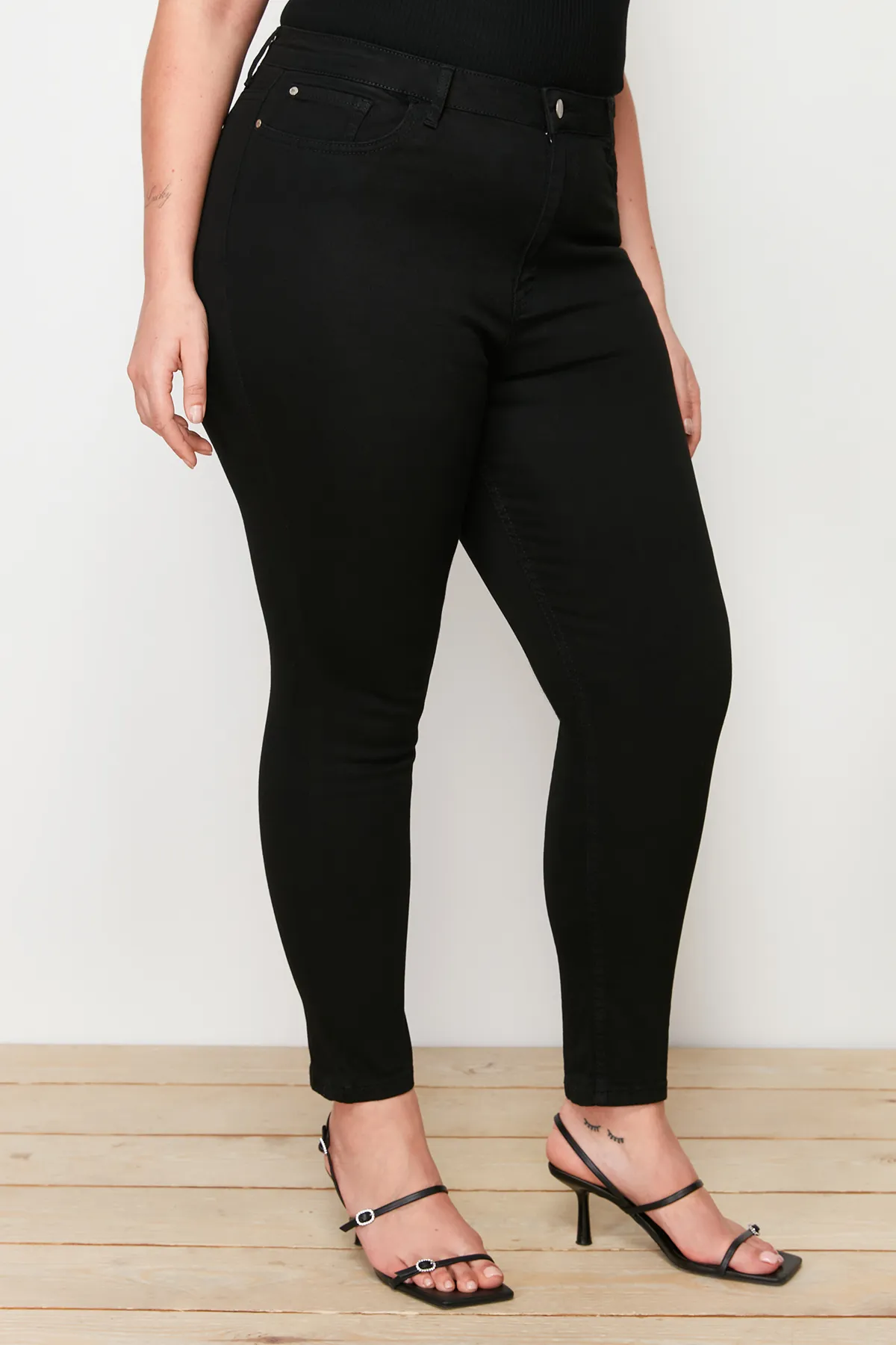 Trendyol Curve  Schwarze Skinny Jeans mit hoher Taille TBBAW23CJ00012