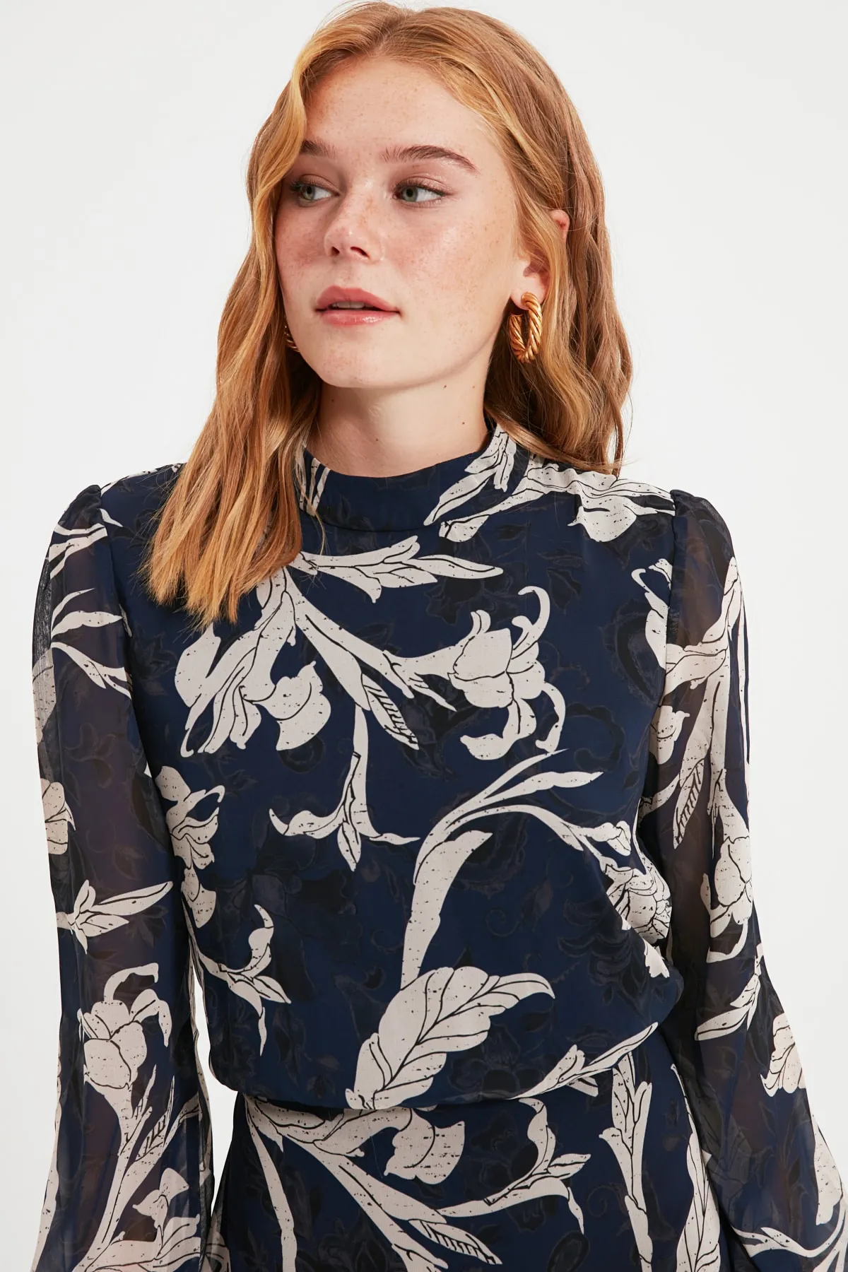 Trendyol Collection  Marineblaues Midi-Volantkleid mit Taillenöffnung und Stehkragen, gefüttert, gewebtes Kleid TWOAW21EL0354