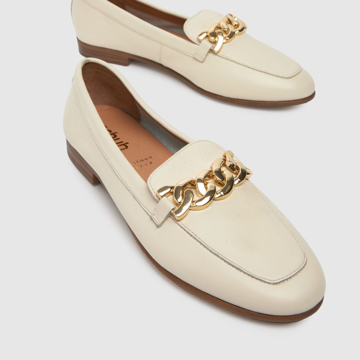 Schuh Lyon – Läderloafers i läder med kedja – Off-white