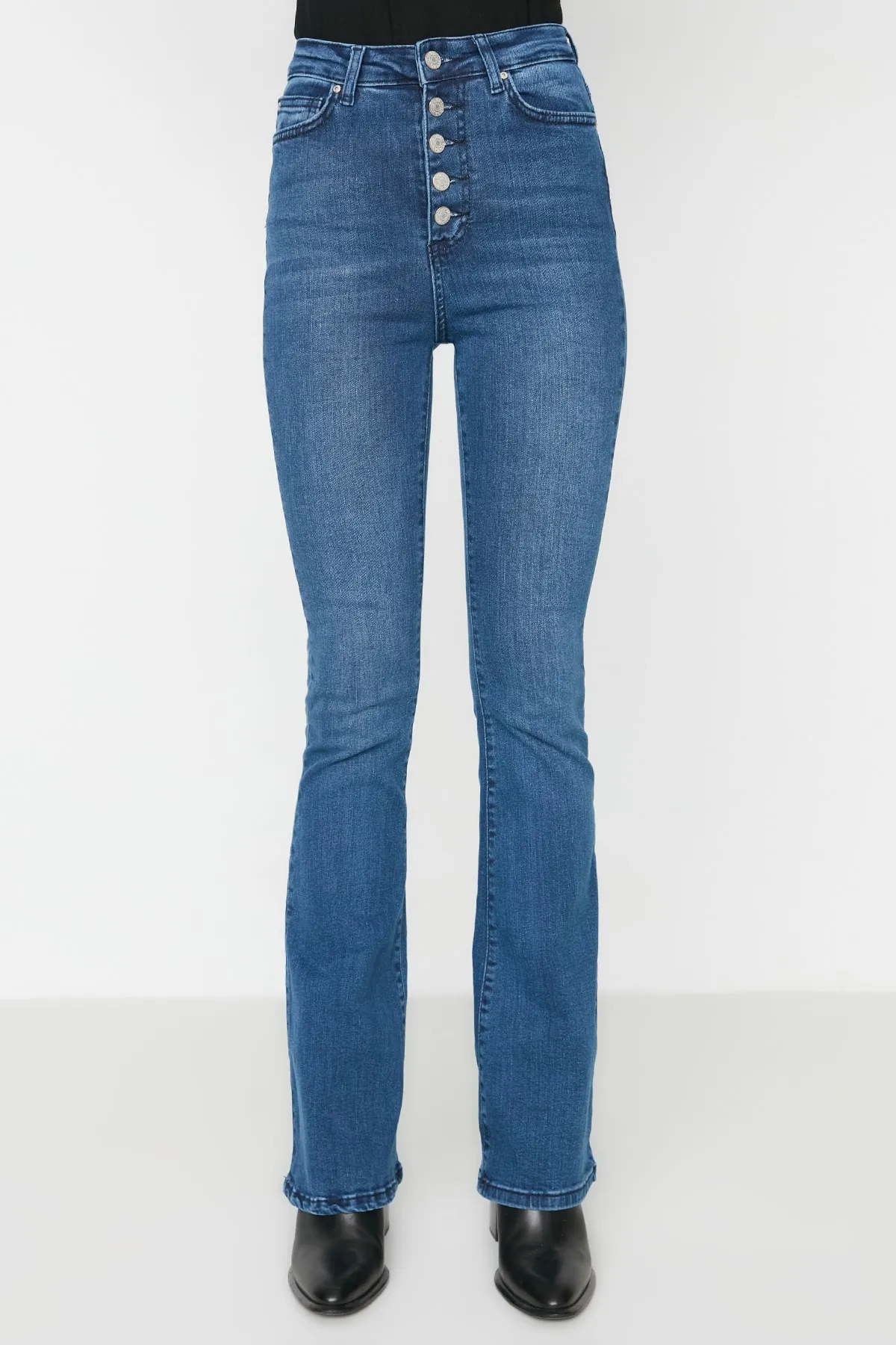Trendyol Collection  Indigoblaue Schlagjeans mit Knopfleiste und hoher Taille TWOAW21JE0157
