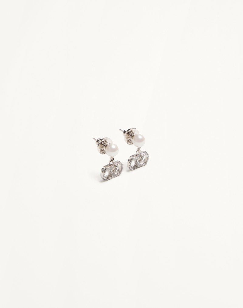 Brincos com a assinatura VLogo em metal, pérolas e cristais Swarovski®