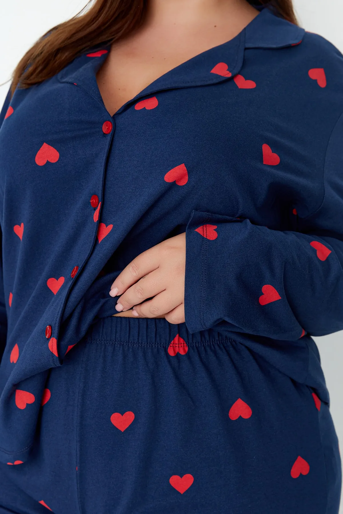 Trendyol Curve  Marineblaues Strick-Pyjama-Set mit Hemdkragen und Herzmuster TBBAW23AI00019