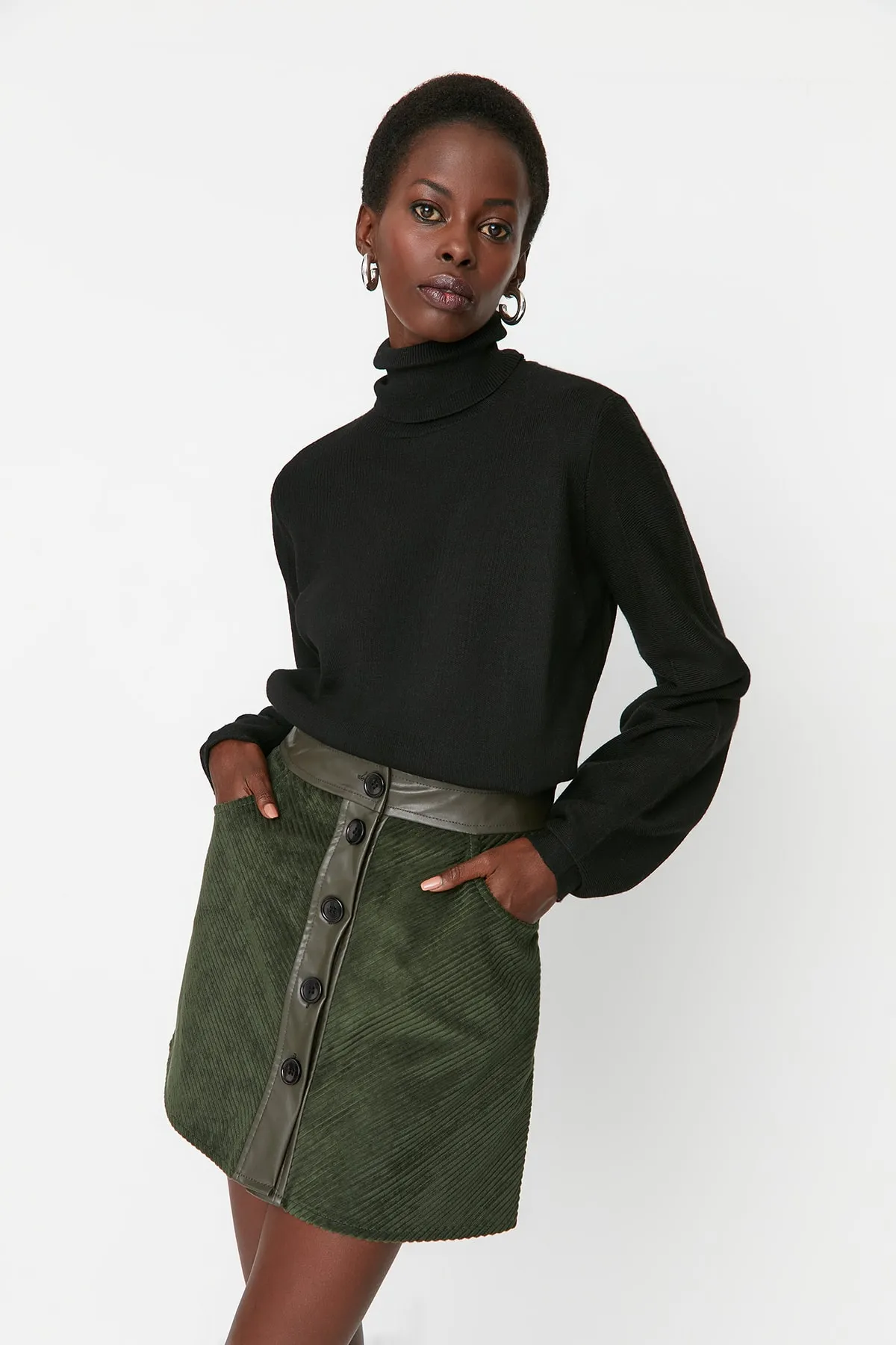Trendyol Collection  Khakifarbener A-Linien-Minirock aus gewebtem Kunstleder mit Knöpfen TWOAW23ET00255