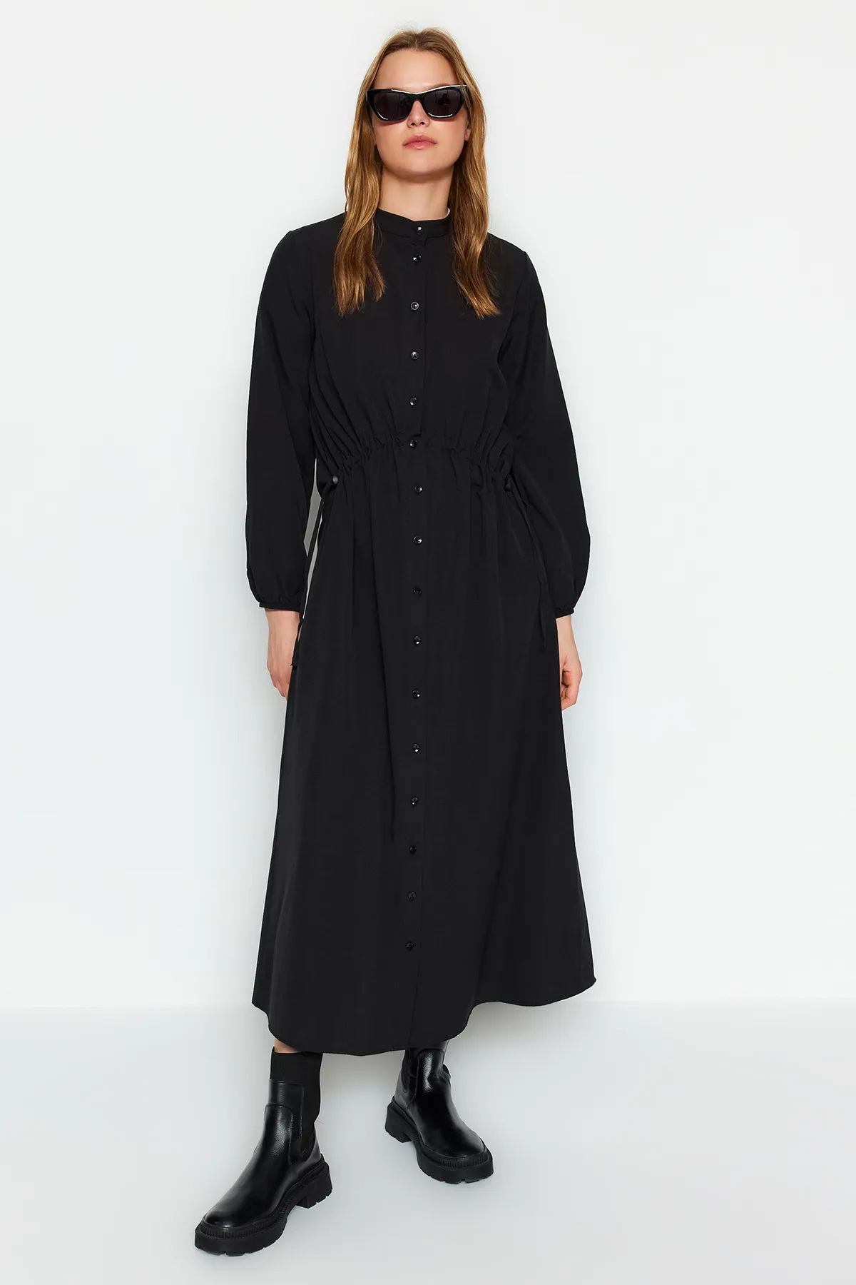 Trendyol Modest  Schwarzes Kleid aus gewebter Baumwolle mit verstellbaren Stopperdetails in der Taille TCTAW24EB00068