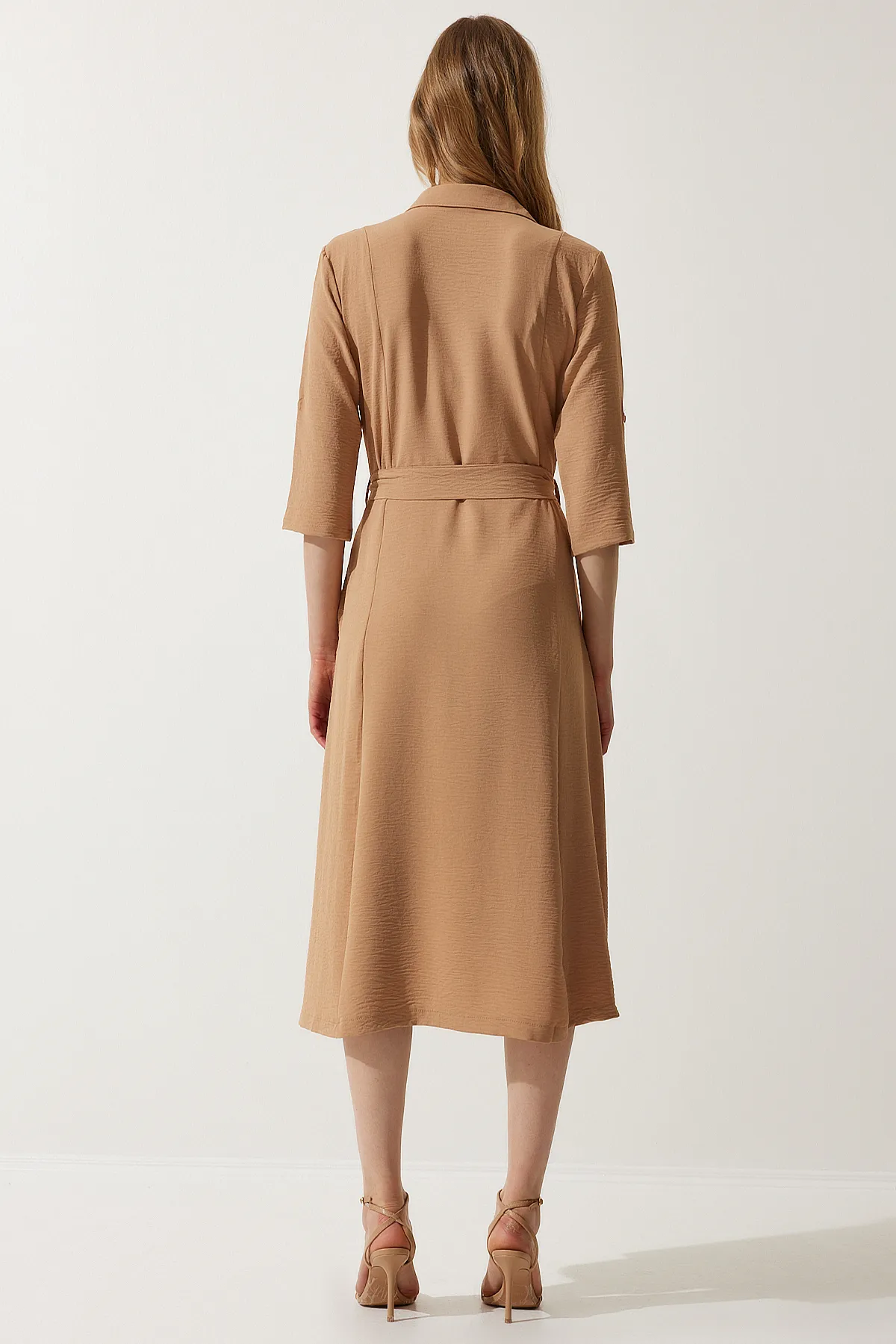 Happiness İstanbul  Kamelfarbenes Hemdkleid für Damen mit Gürtel DD01256