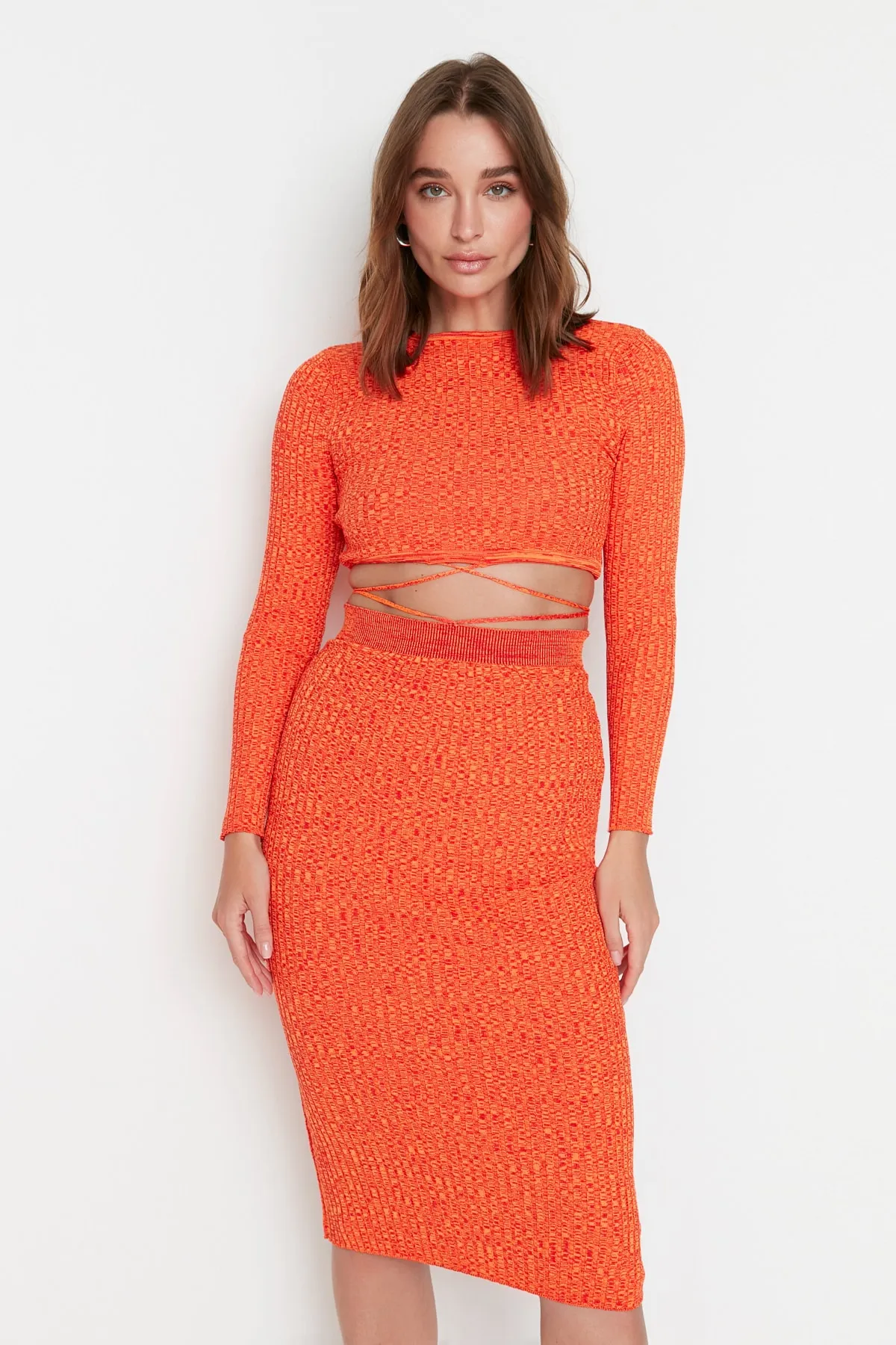 Trendyol Collection  Oranges Super Crop Strickoberteil und -unterteil-Set mit Krawatte und Rock TWOAW22EL0543