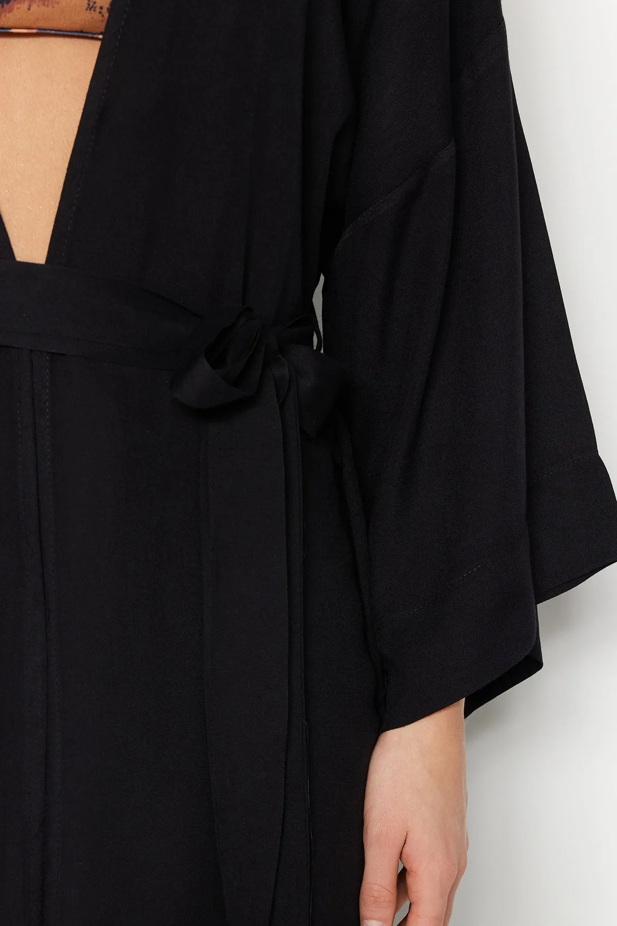 Trendyol Collection  Schwarzer Maxi-Kimono und Kaftan aus Webstoff mit Gürtel TBESS21KM0152