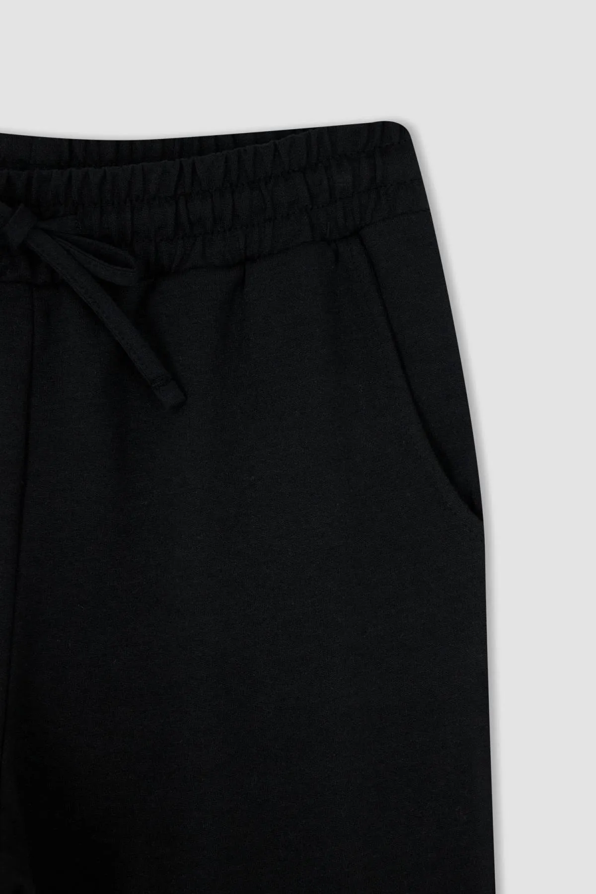 DeFacto  Jogger-Trainingshose mit Standard-Passform, flexiblem Beinband und recyceltem, dünnem Sweatshirt-Stoff