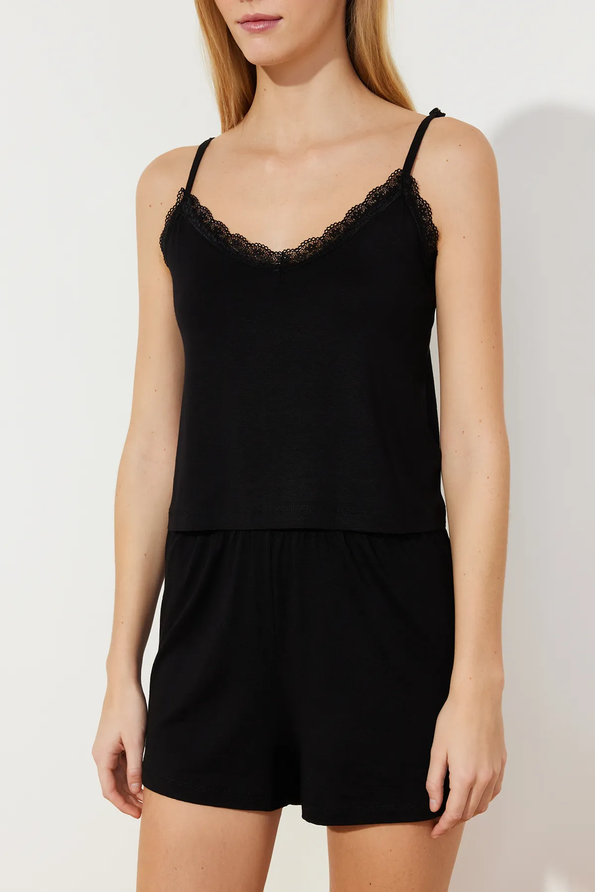 Trendyol Collection  Schwarzes Pyjama-Set aus Viskose-Strick mit Spitzendetail und String-Trägern THMSS24PT00007