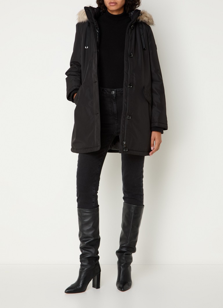 Parka matlasată Ralph Lauren, cu glugă detașabilă și buzunare cu clapă.