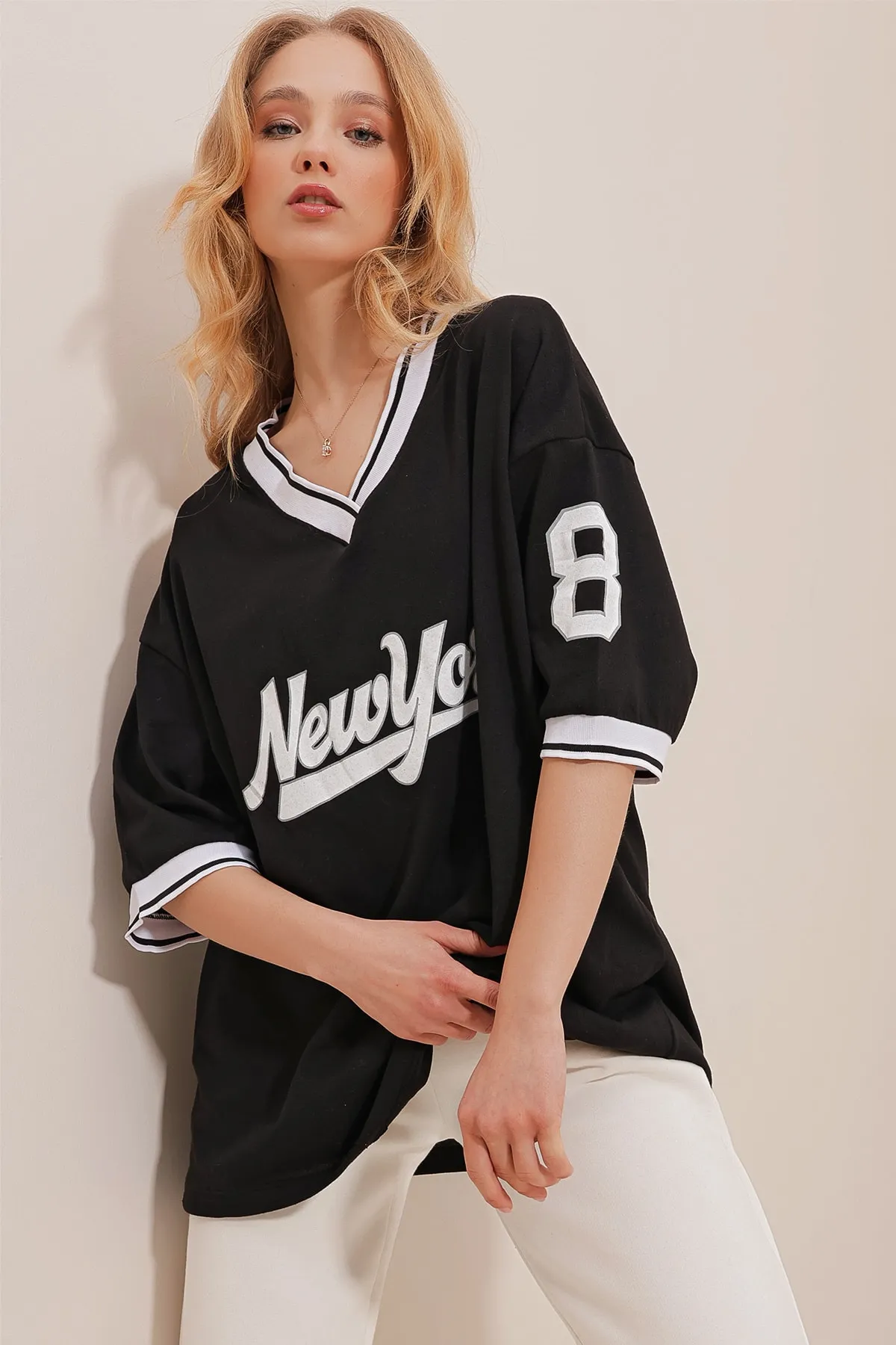 Trend Alaçatı Stili  Schwarzes Oversize-T-Shirt für Damen mit geripptem Kragen und Ärmeln, bedruckter Vorderseite ALC-786-001