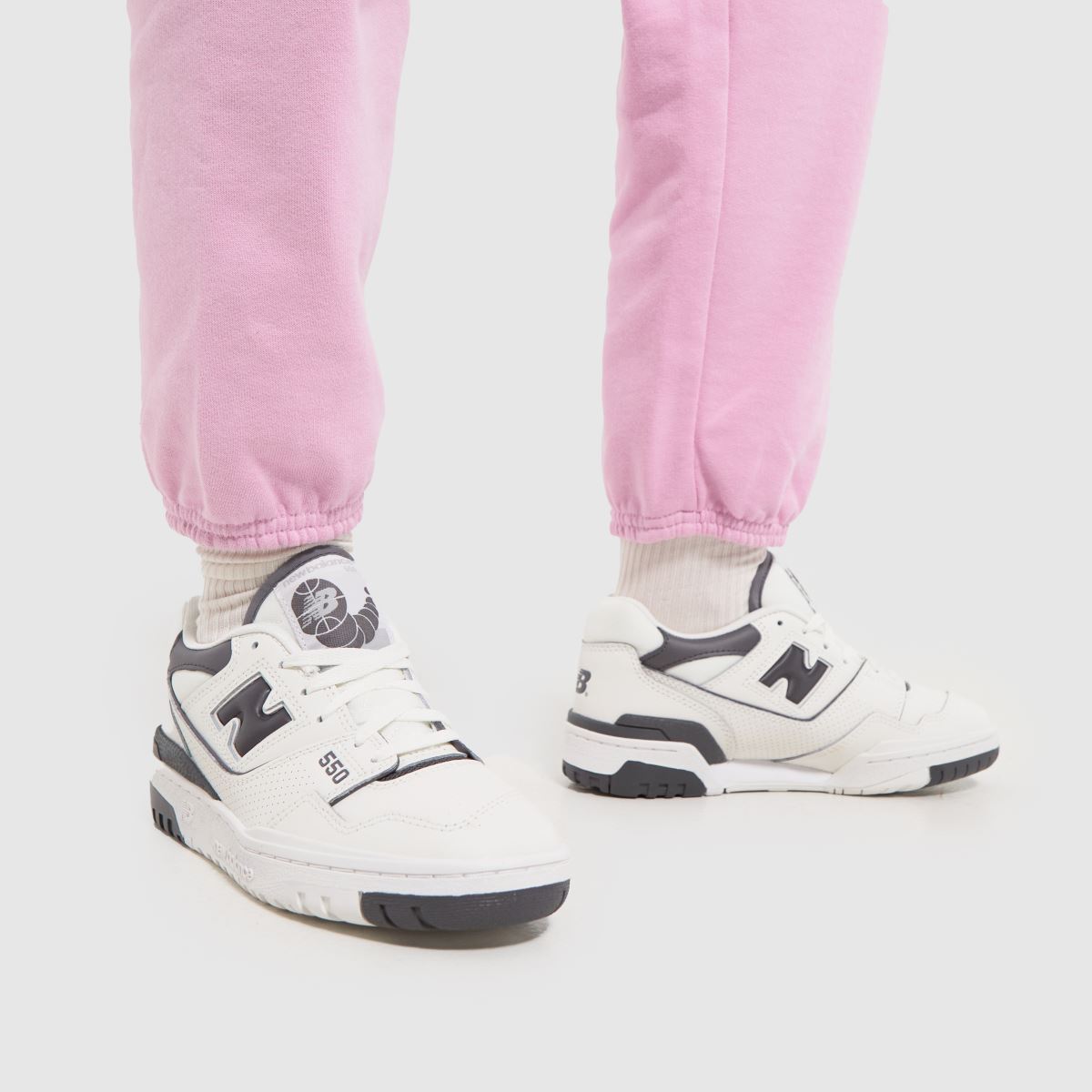 New Balance bb550 cipők fehér és fekete színben