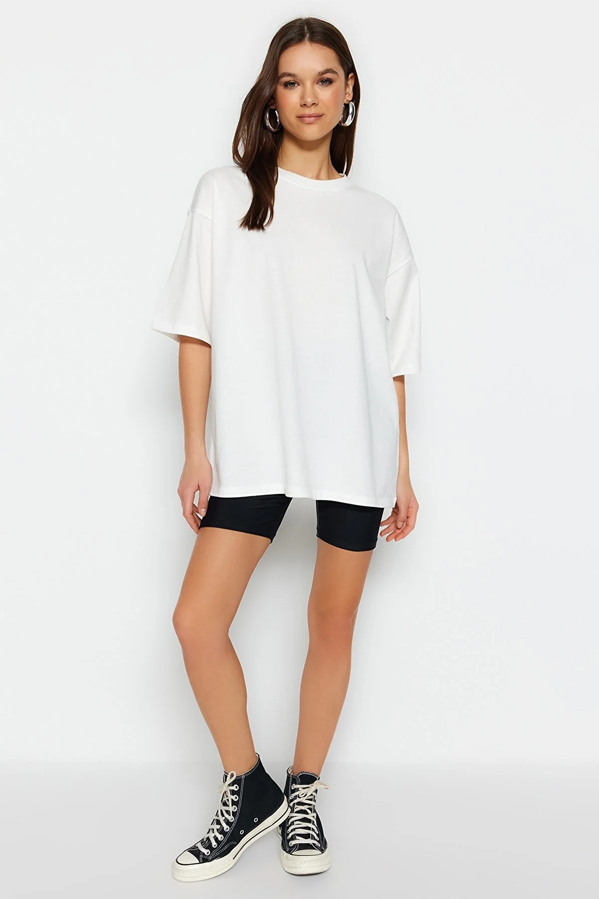 Trendyol Collection  Ecrufarbenes Premium-Strick-T-Shirt mit Rundhalsausschnitt in Übergröße/weiter Passform aus 100 % Baumwolle TWOSS23TS00040