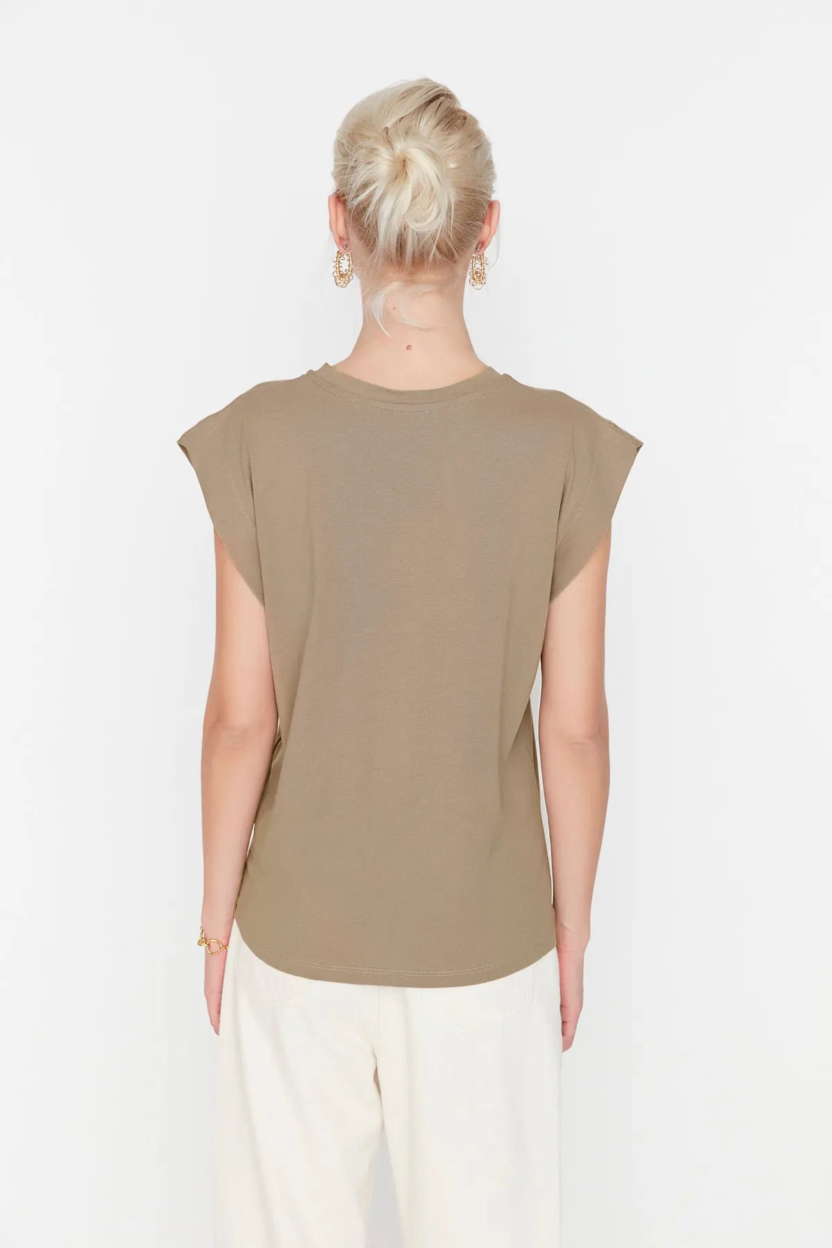 Trendyol Collection  Nerzfarbenes Basic-Strick-T-Shirt mit Rundhalsausschnitt aus 100 % Baumwollwatte TWOSS20TS0021