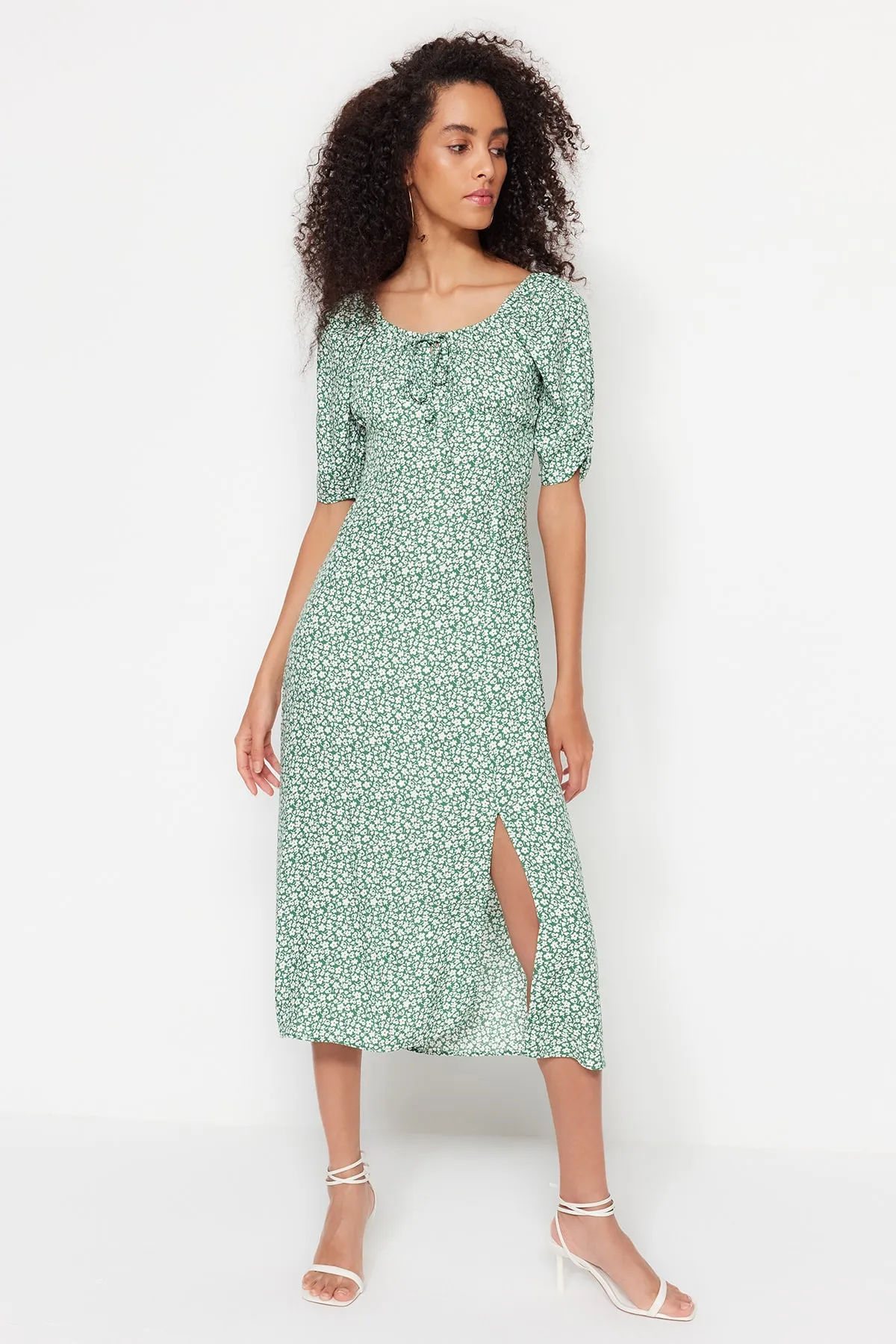 Trendyol Collection  Grünes Midi-Webkleid mit Bindedetail TWOSS23EL00410