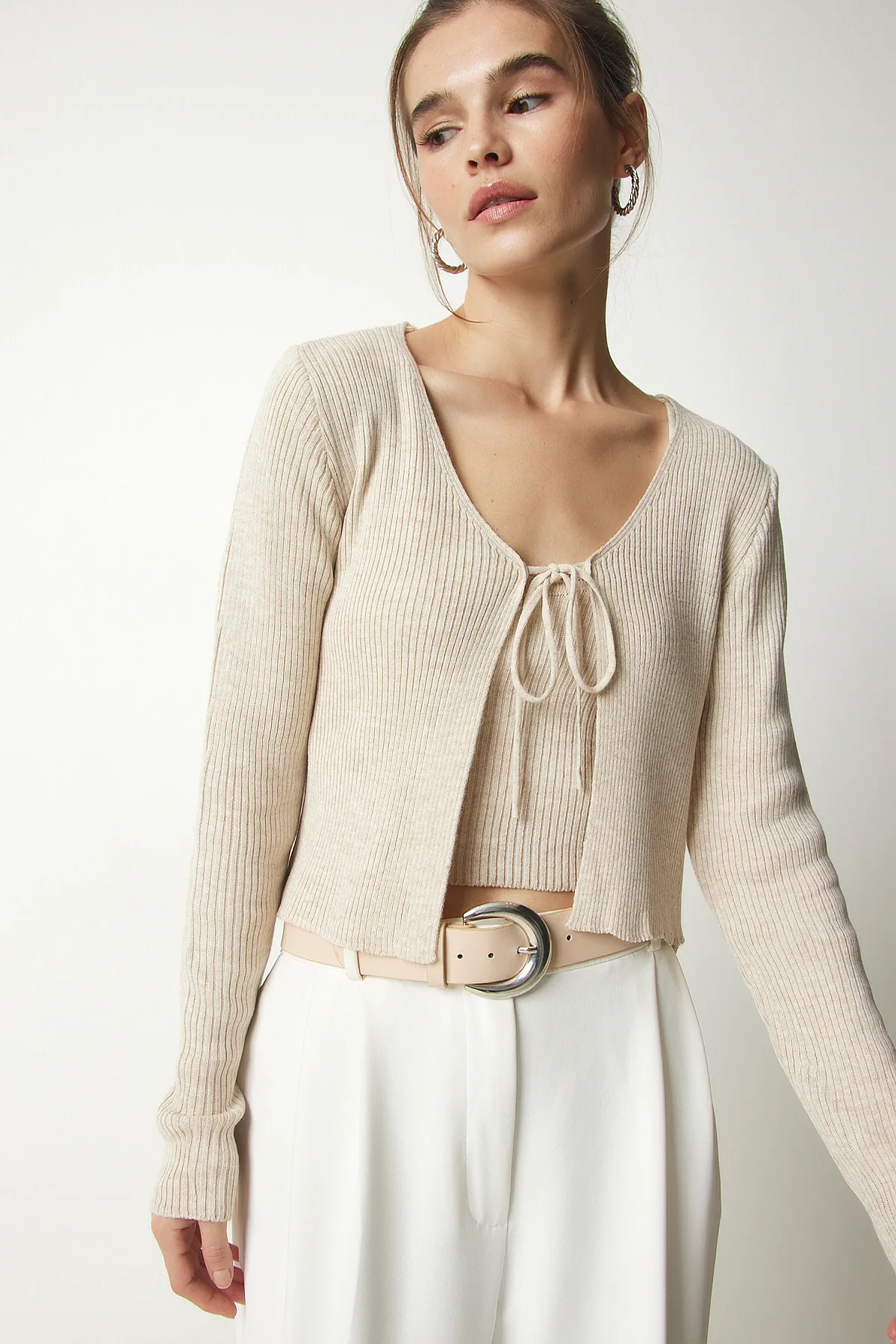 Happiness İstanbul  Cremefarbenes Crop-Cardigan-Set aus Rippstrick für Damen MT00143