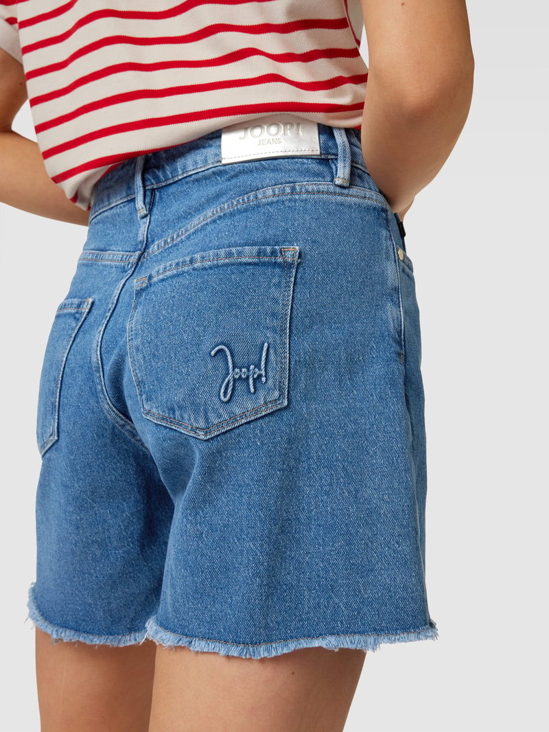 Jeansshorts mit ausgefransten Beinabschlüssen in jeans