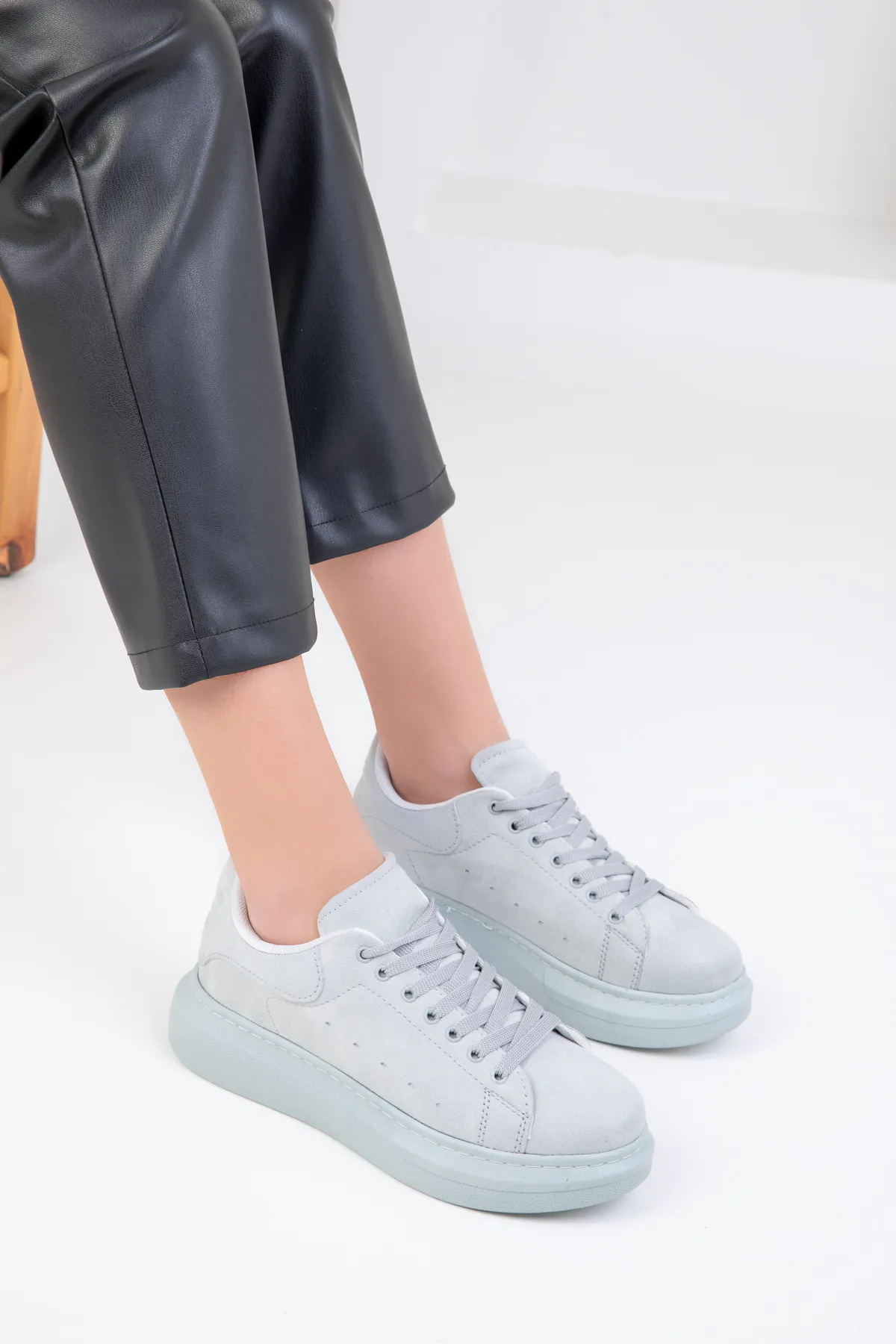 SOHO  Damen-Sneaker aus Eiswildleder 15732