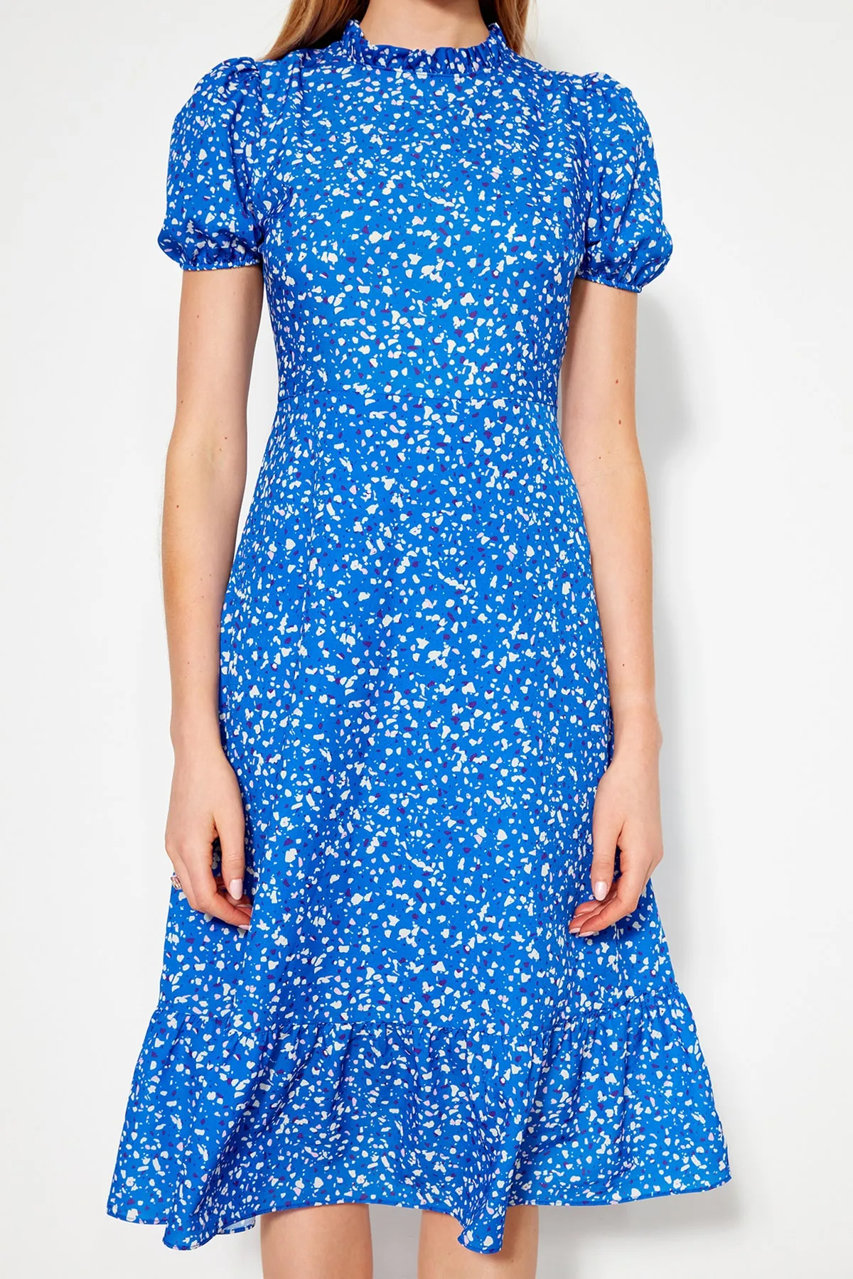 Trendyol Collection  Blaues, geblümtes, gewebtes Midikleid in A-Linie TWOSS20EL0894