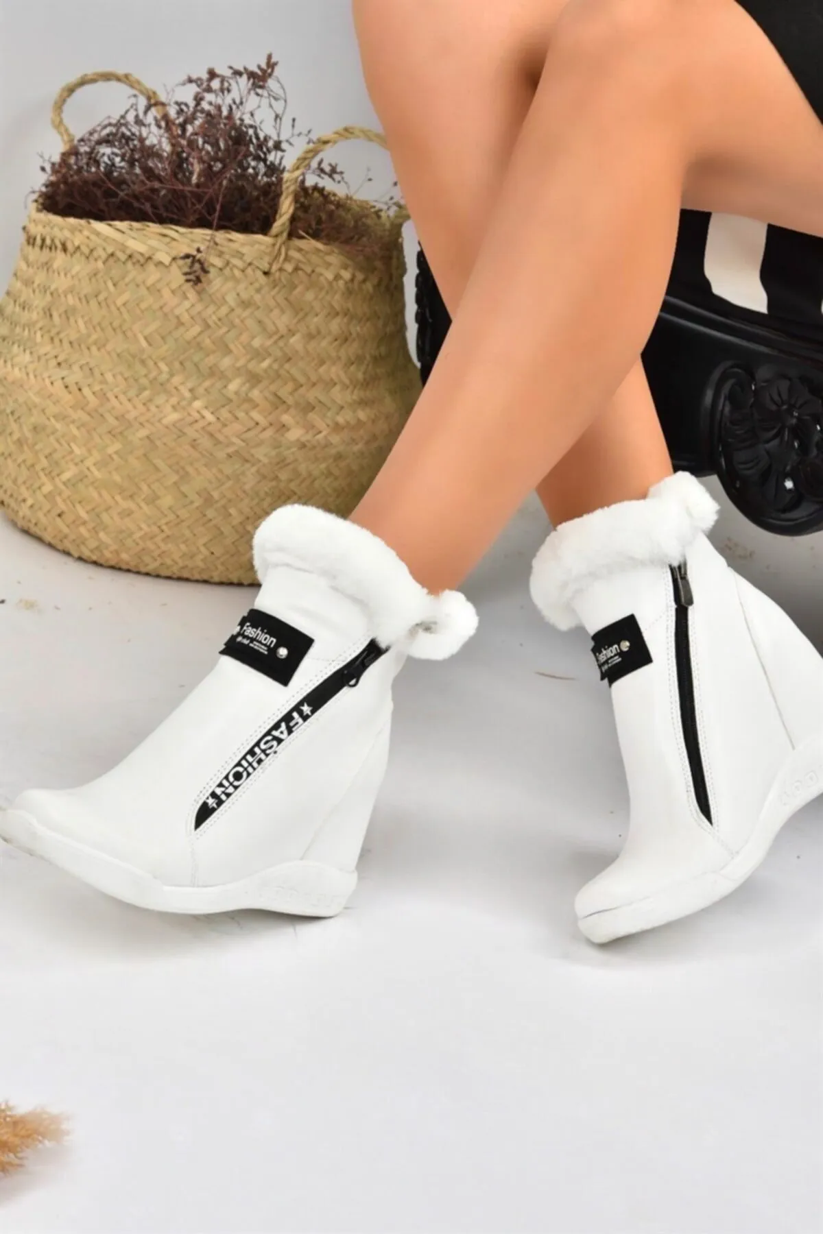 Fox Shoes  Weiße Damenstiefel mit verstecktem Absatz L239610009