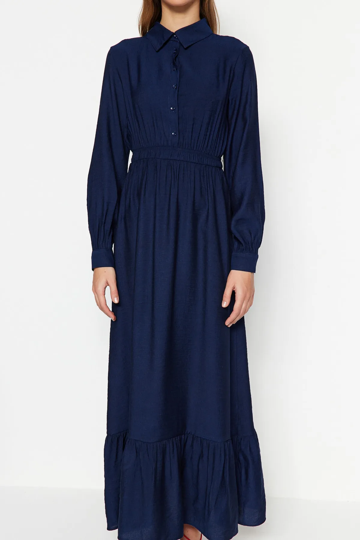 Trendyol Modest  Marineblaues gewebtes Kleid mit halber Knopfleiste und Raffung, TCTSS23EB00249
