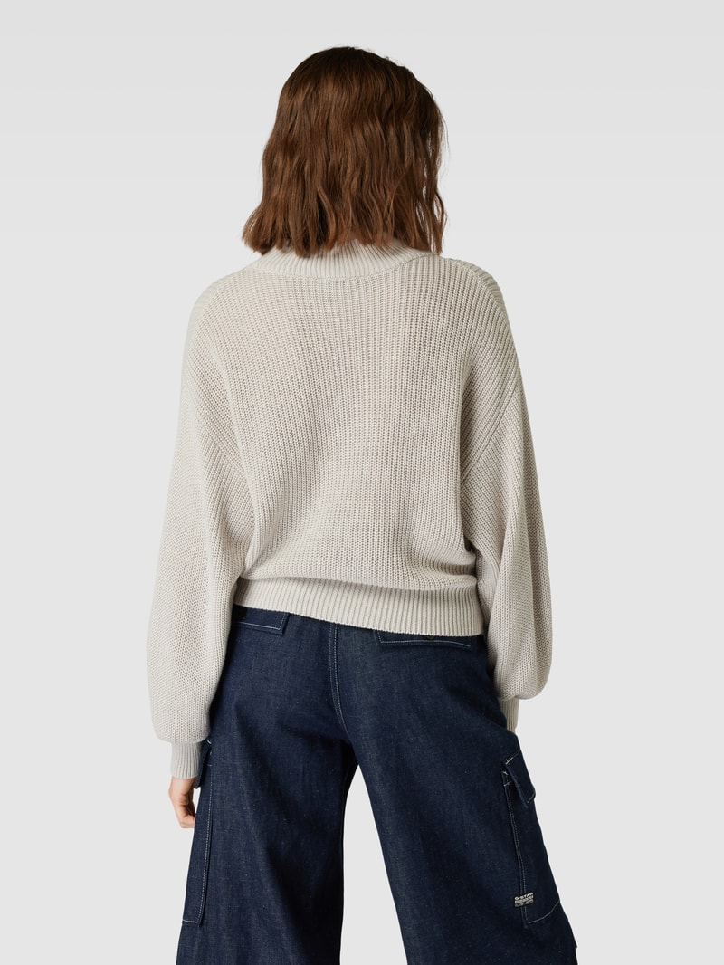 Strickpullover mit Stehkragen in hellgrau