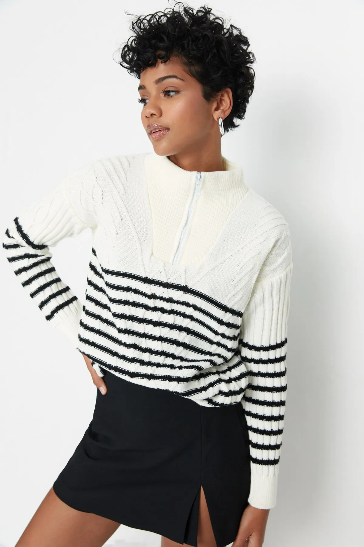Trendyol Collection  Ecrufarbener Strickpullover mit weiter Passform TWOAW22KZ0020