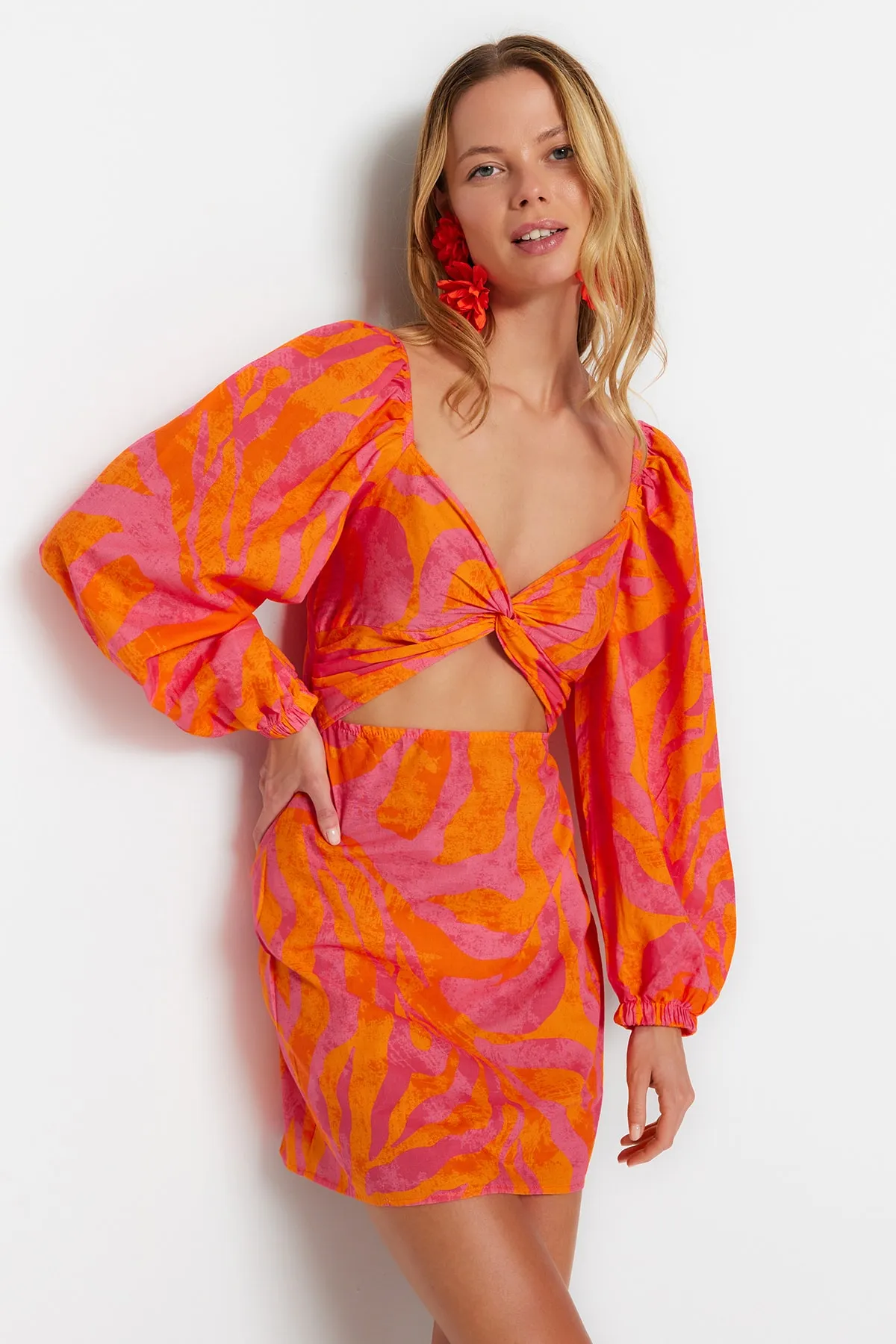 Trendyol Collection  Abstrakt gemustertes, figurbetontes Mini-Strandkleid aus 100 % Baumwolle mit Ausschnitt/Fensterausschnitt TBESS23EL00175