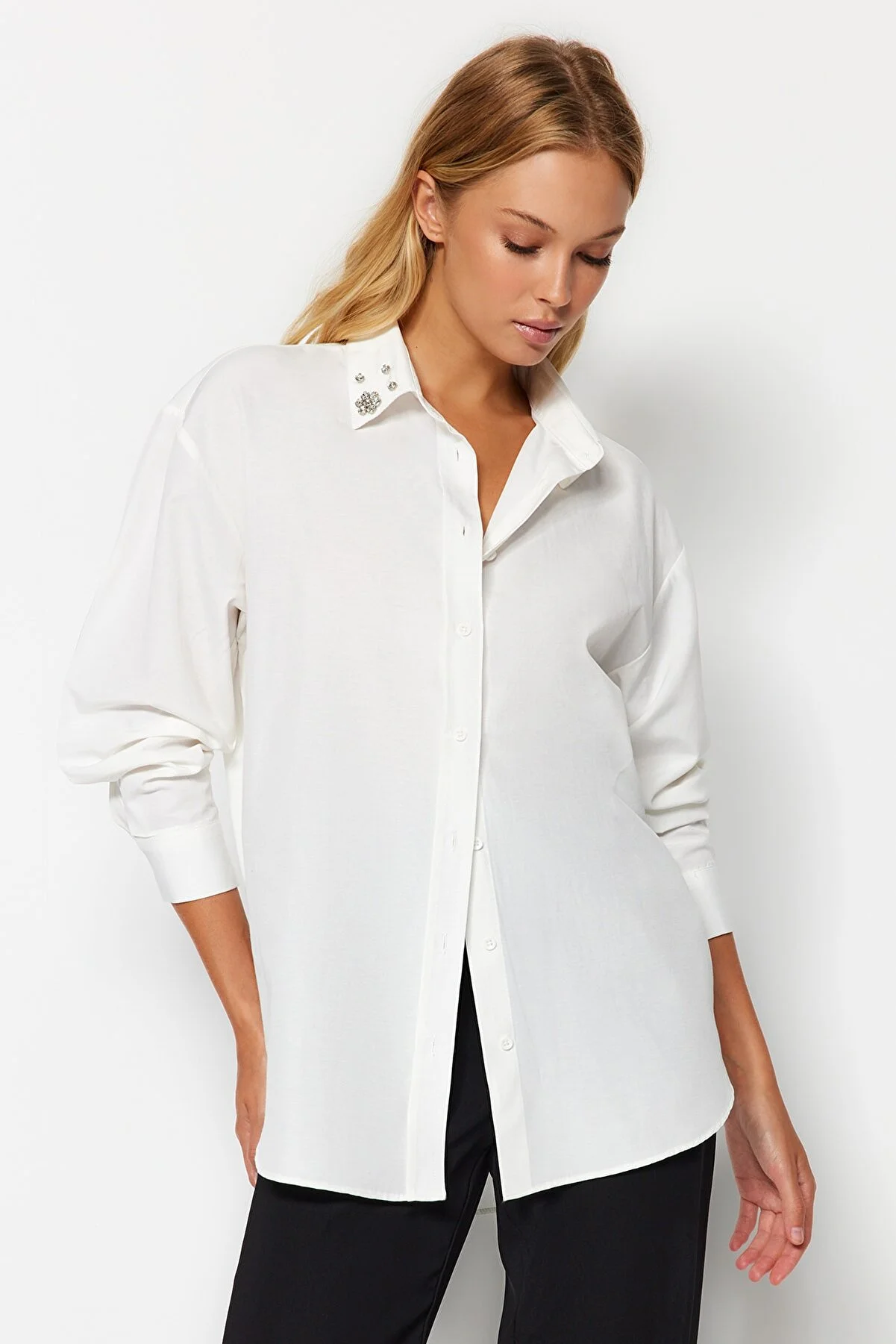Trendyol Collection  Ecrufarbenes, gewebtes Oversize-Hemd mit Steinkragendetail TWOAW24GO00168