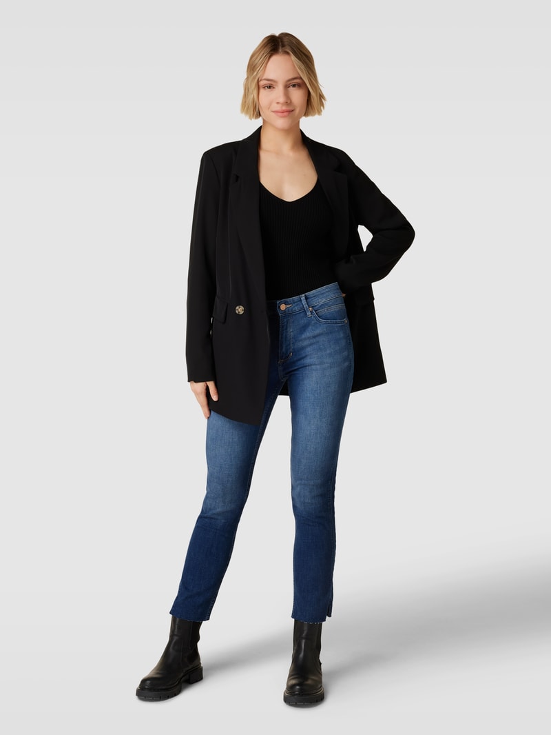 Jeans mit Label-Patch in blau