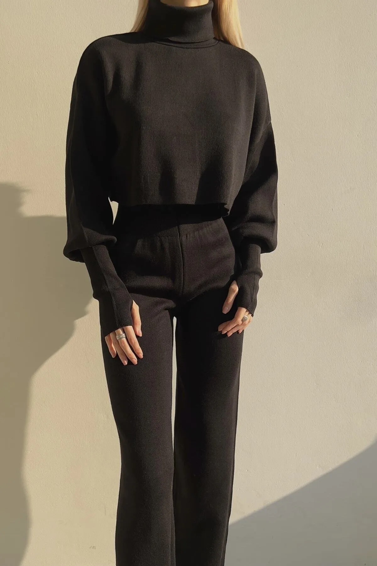 vuvutasarım  Set aus dehnbarem schwarzem Strick-Sweatshirt mit Rollkragen und Handdruck und Strickhose mit hoher Taille
