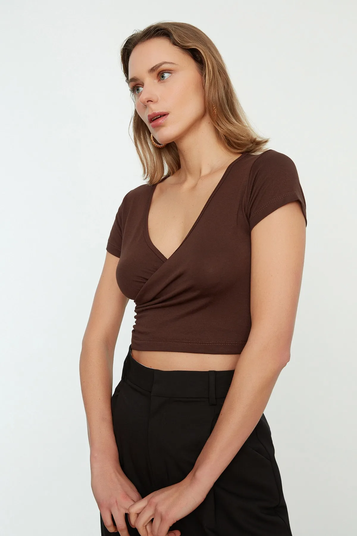 Trendyol Collection  Braune, taillierte, zweireihige, bauchfreie, dehnbare Viskose-Strickbluse mit Ausschnitt TWOSS22BZ0536