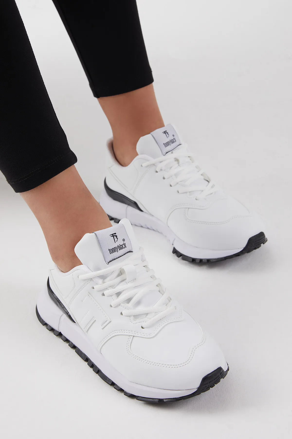 Tonny Black  Weißer, rutschfester Unisex-Schnürsneaker mit Eva-Sohle