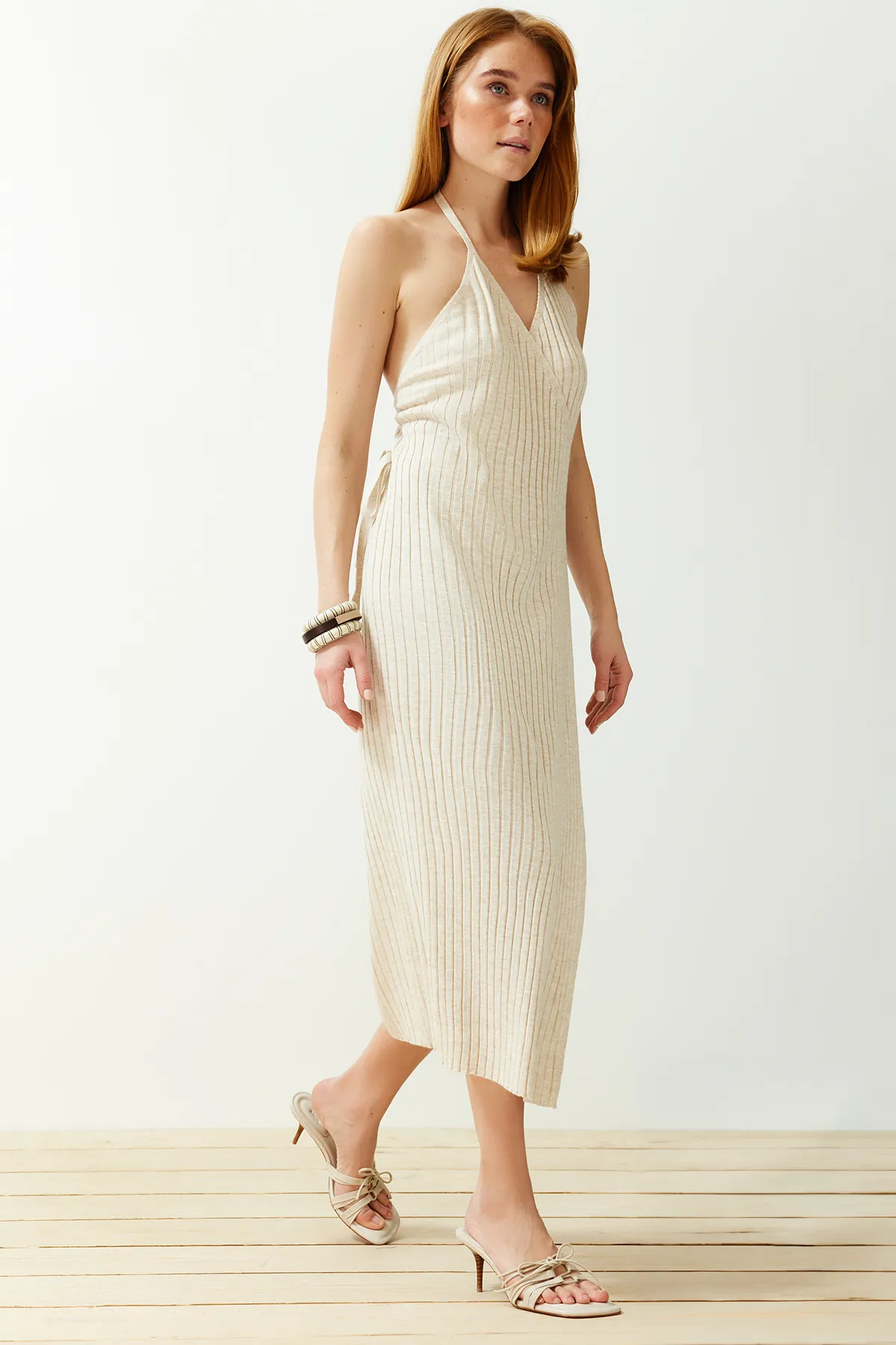 Trendyol Collection  Steinfarbenes Maxi-Strickkleid mit Bindedetail TWOSS24EL00248
