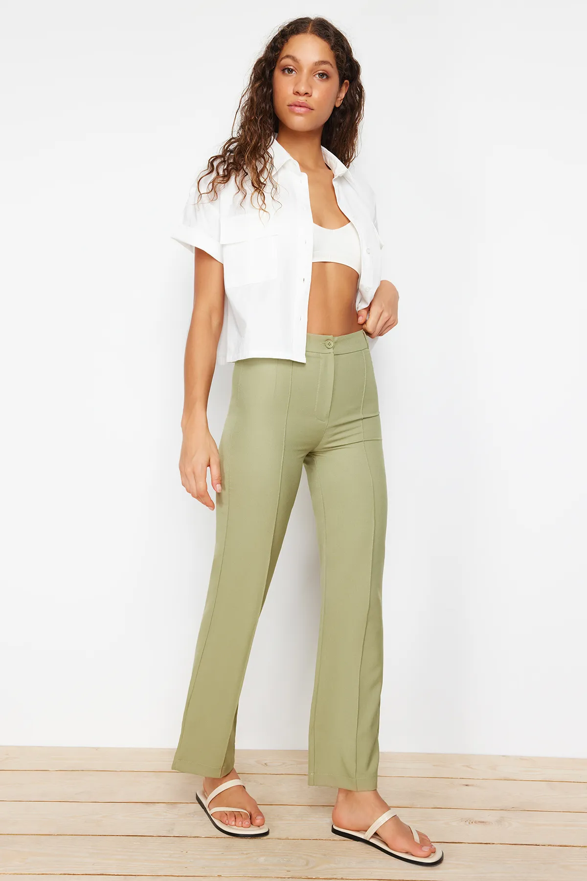 Trendyol Collection  Grüne, gerade geschnittene, gerippte, genähte Webhose mit hoher Taille TWOSS21PL0093