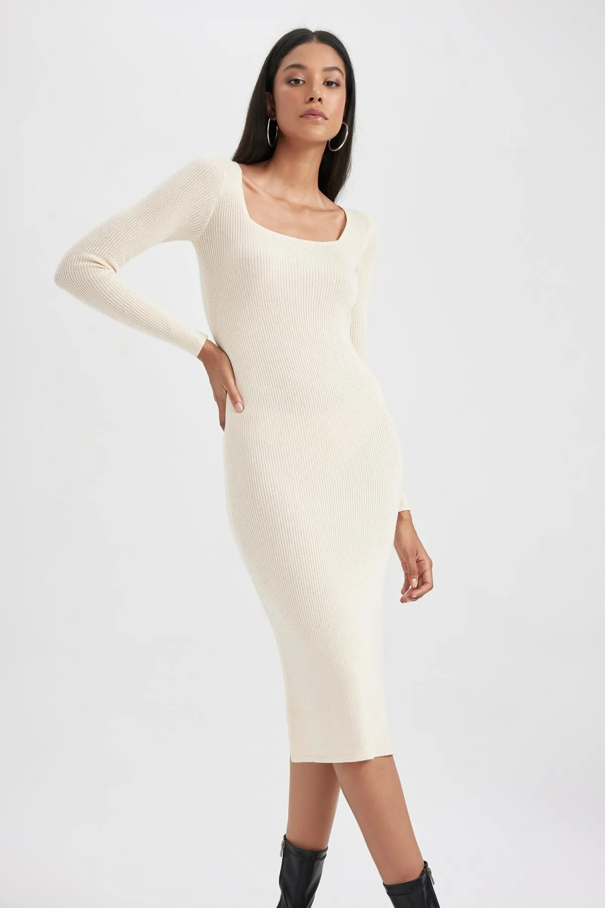 DeFacto  Figurbetontes, geripptes, langärmeliges Midikleid mit quadratischem Ausschnitt und Schlitz B3349ax23au
