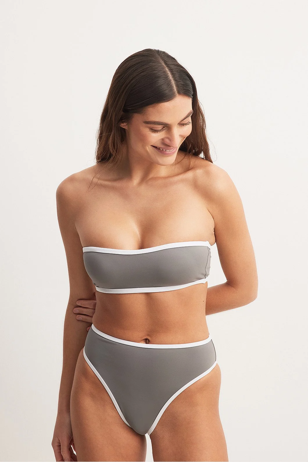 Bikinihöschen mit hohem Beinausschnitt und Kontrastdetail