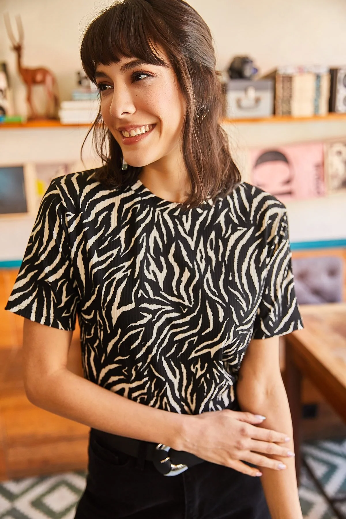 Olalook  Schwarzes, kurz geschnittenes Strick-T-Shirt mit Zebra- und Leopardenmuster für Damen TSH-19000328