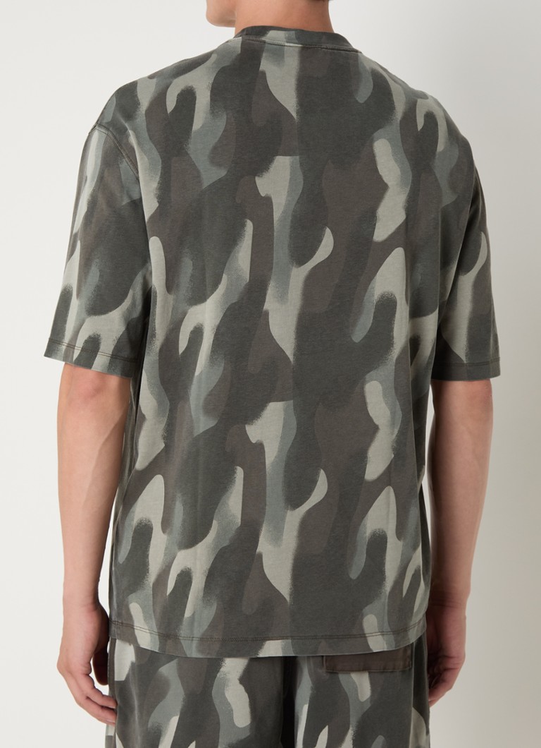 Armani Exchange T-skjorte med kamuflasjetrykk og brystlomme