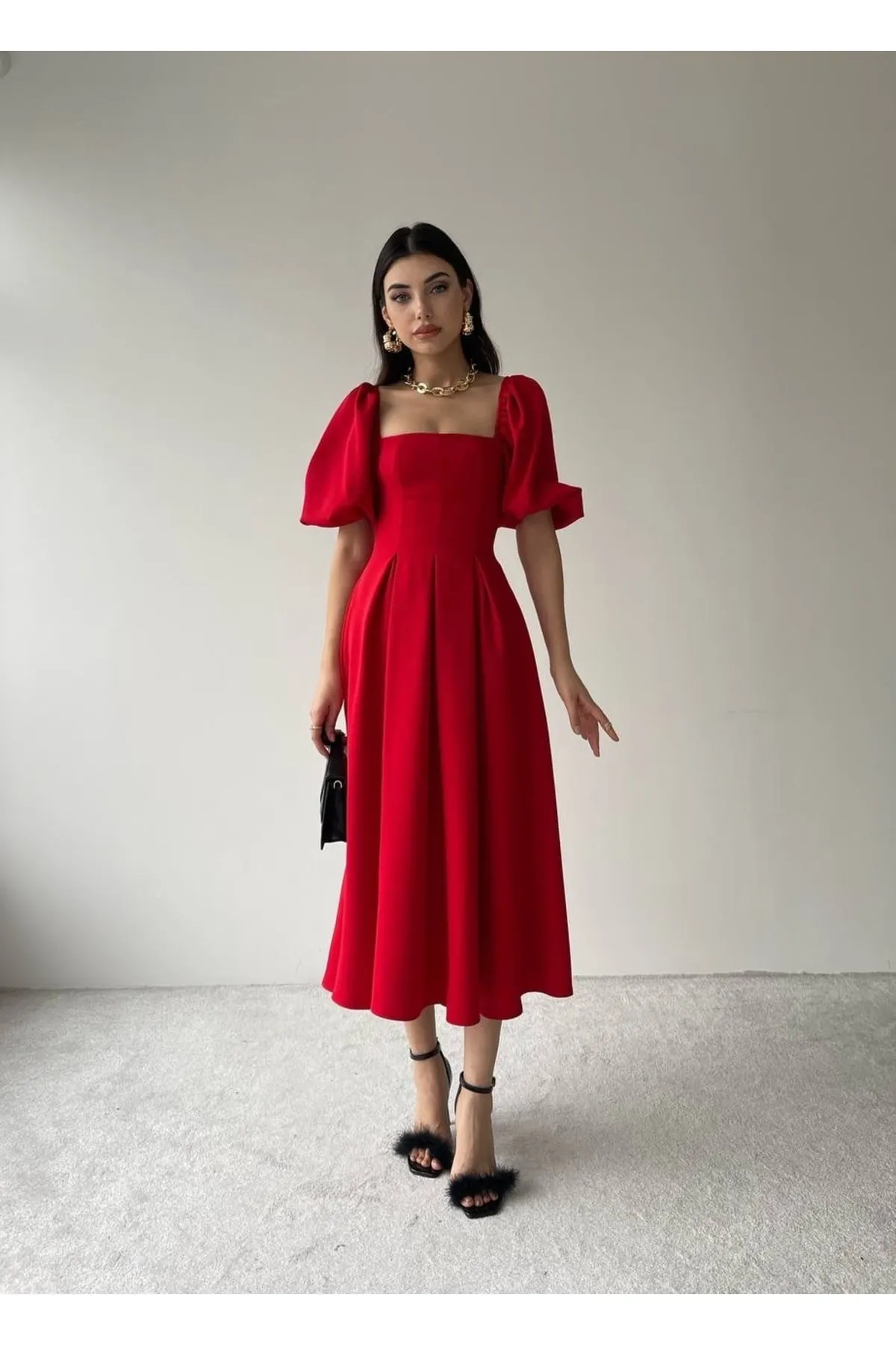 SONREİR  Kurzes, plissiertes langes Kleid mit Ballonärmeln und quadratischem Ausschnitt
